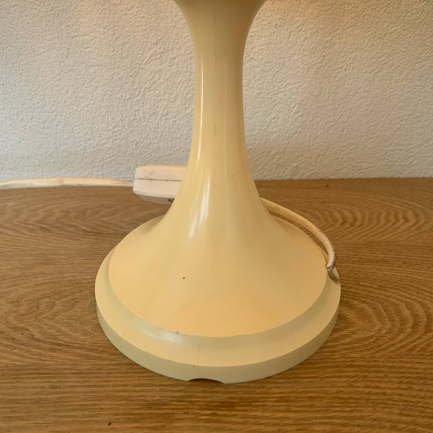 ▪️50s Pop and Modern Plastic Lamp Pink Globe and Cream Base Brand ME