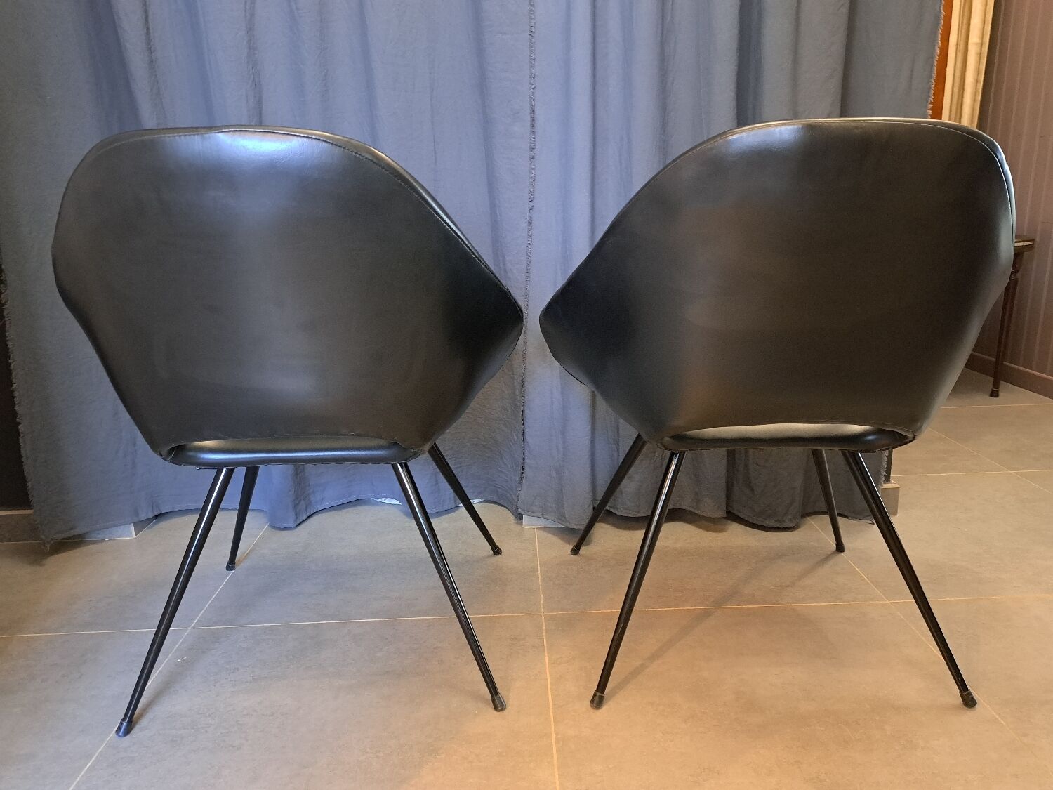 Pair of armchairs in skaï and black steel