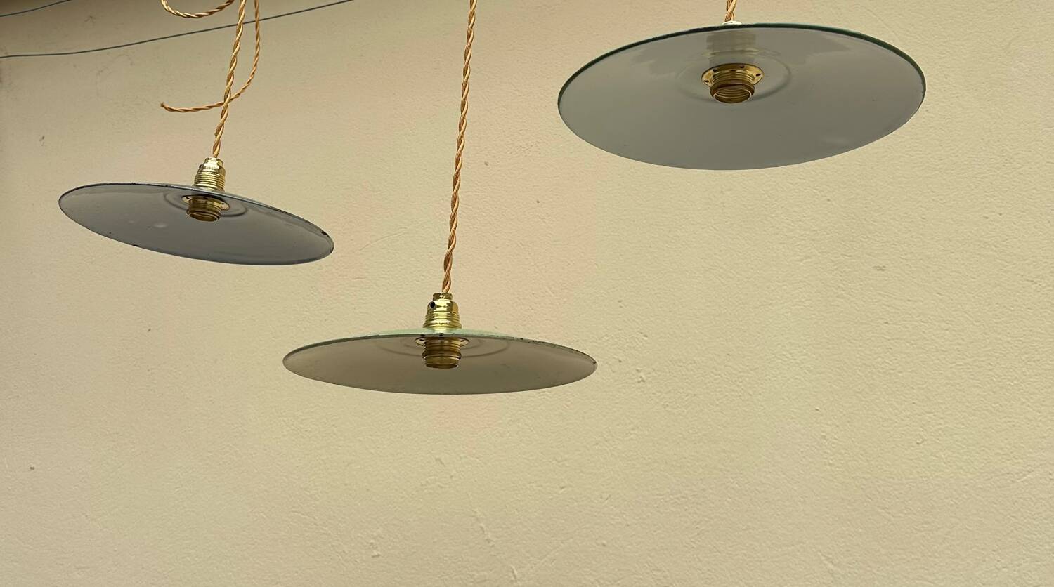 Lot of 3 vintage enamelled sheet metal lampshade pendants, industrial retro farmhouse