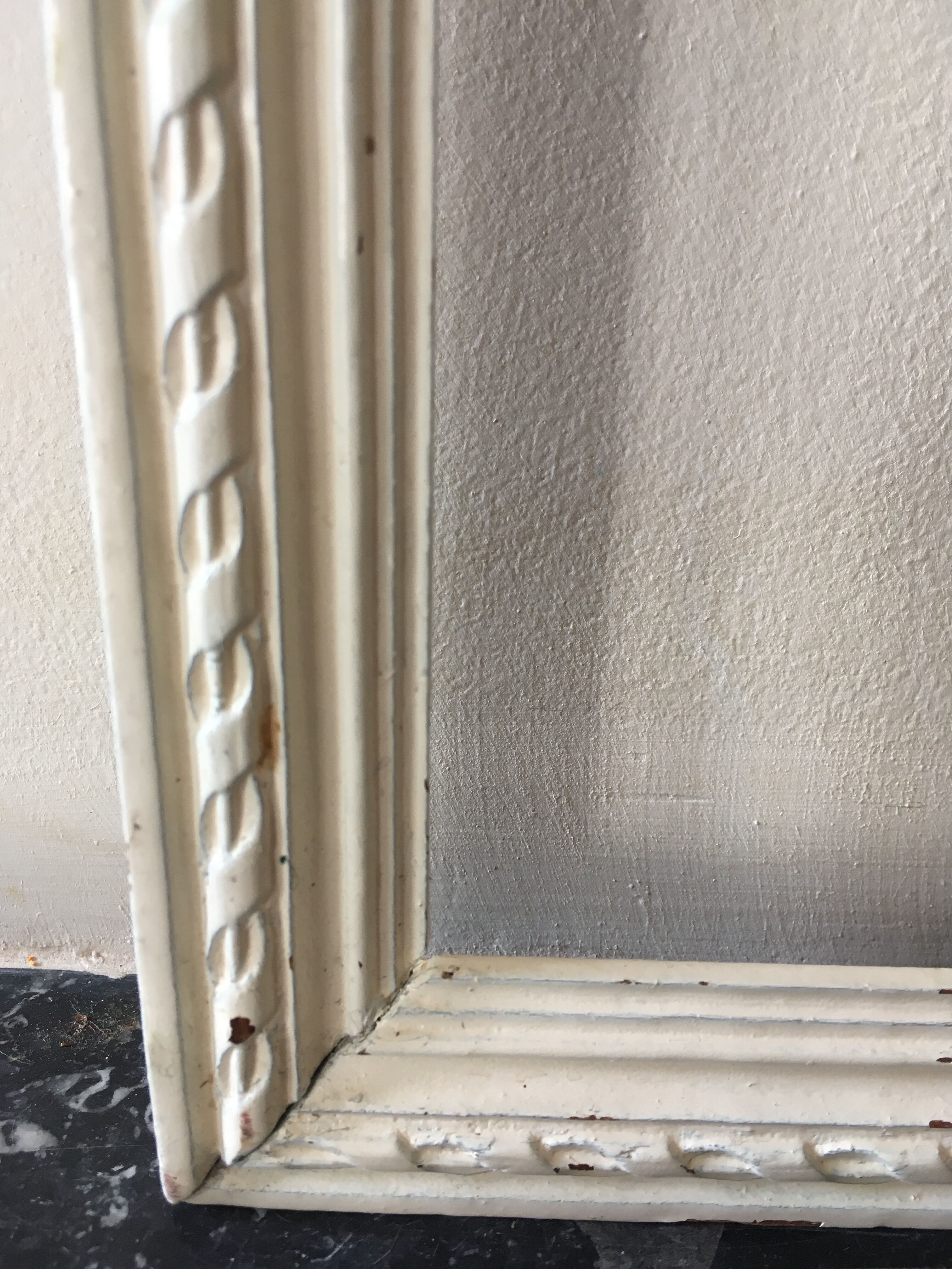 Set of 2 wooden frames of white color