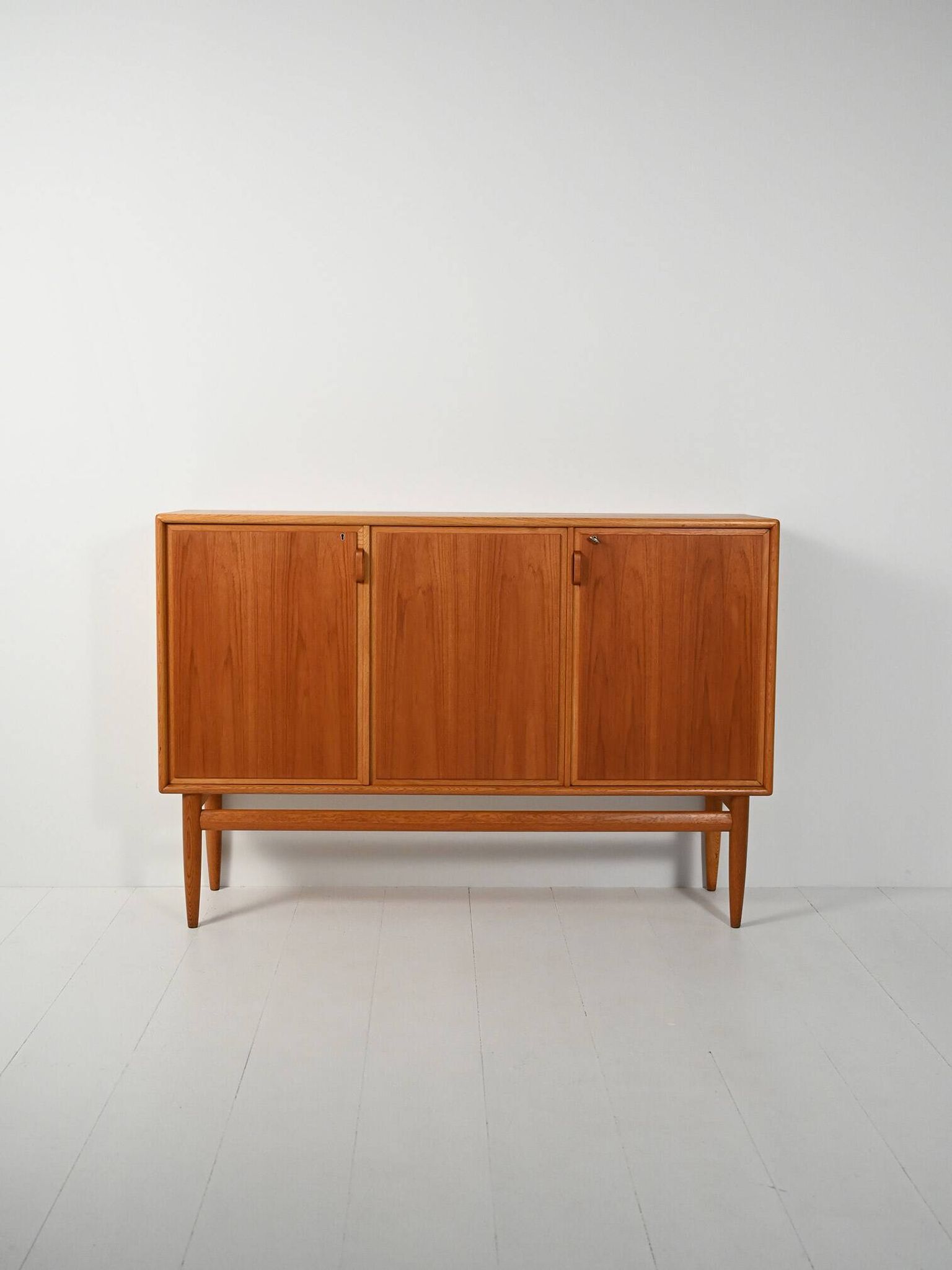 Buffet haut scandinave, années 1950/60, chêne et teck, trois portes