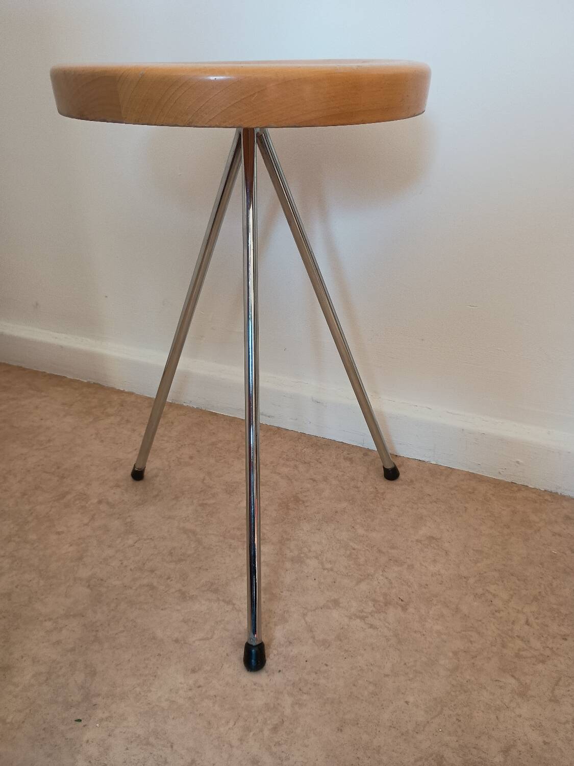 Nuta stool