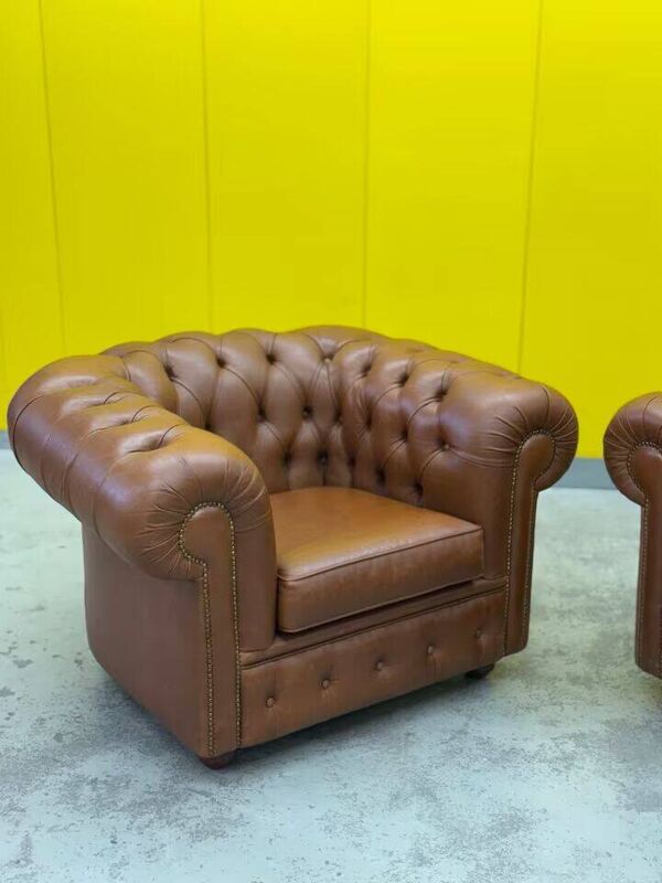 Fauteuil Chesterfield en cuir marron (le prix est pour un)
