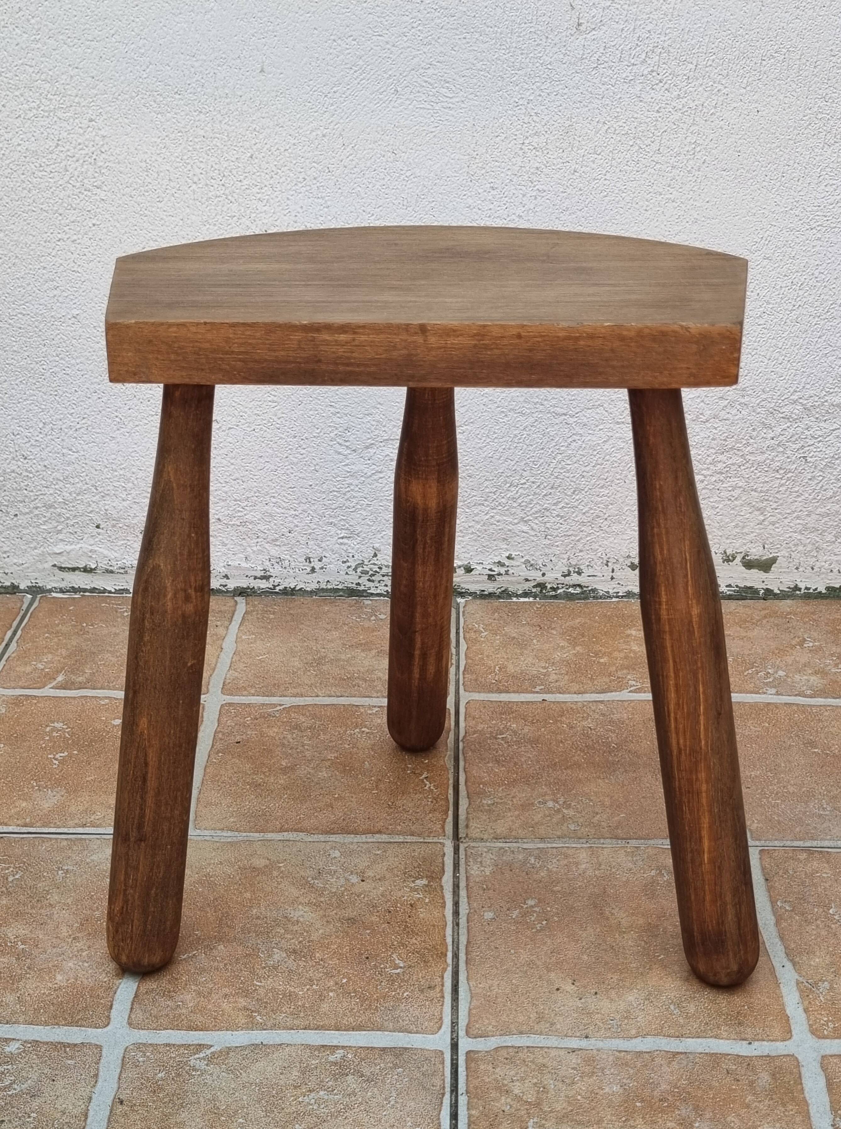 Tabouret bas tripode en bois massif, design organique brutaliste, années 70