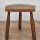 Tabouret bas tripode en bois massif, design organique brutaliste, années 70