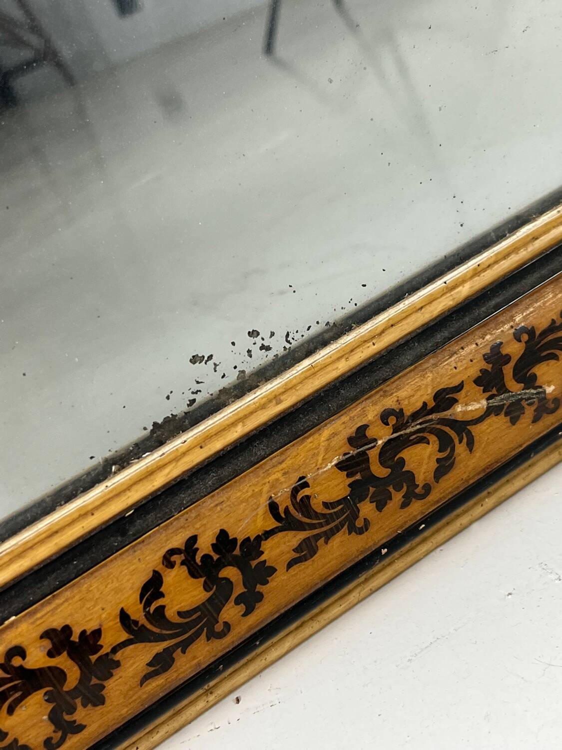French mirror flower motive