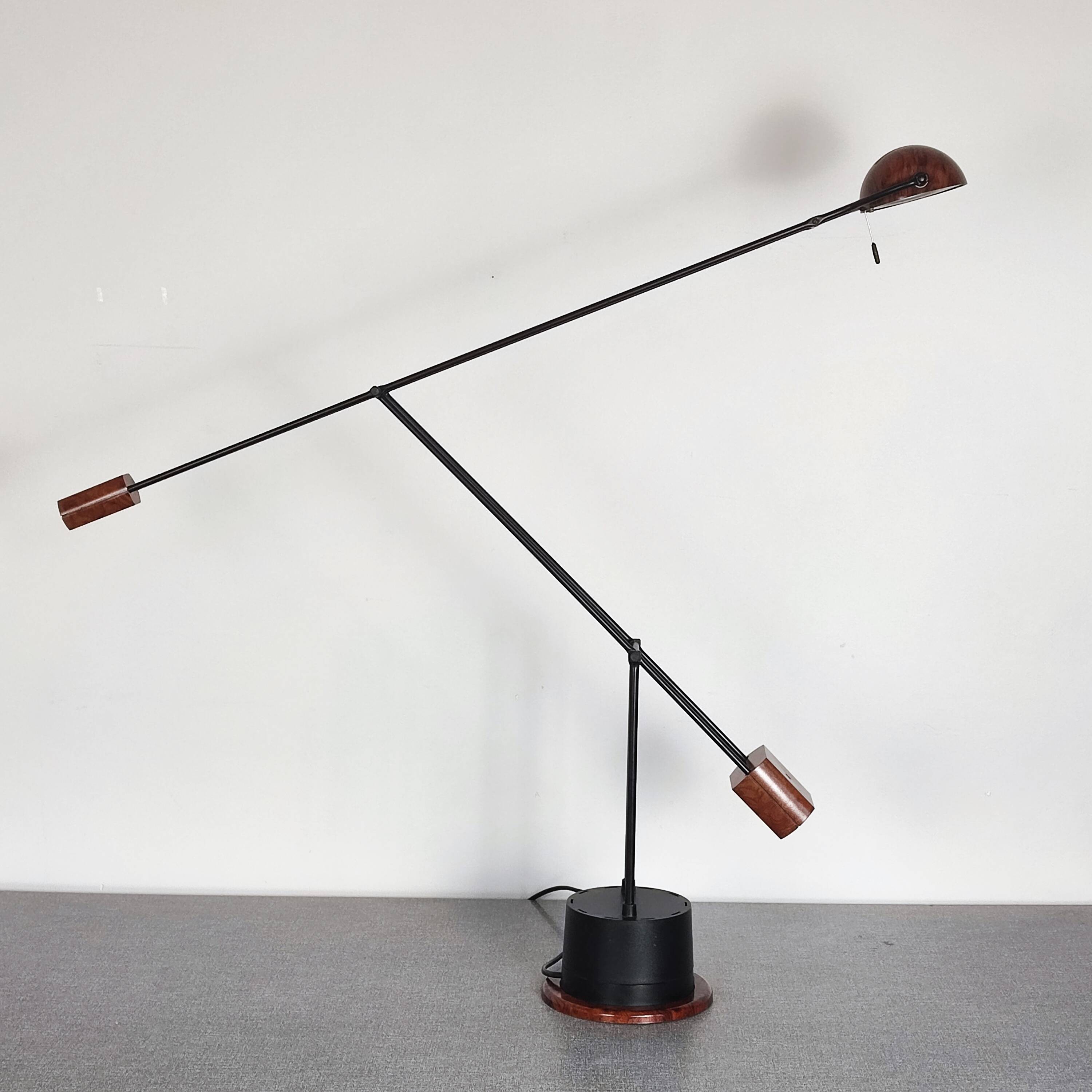 Swing desk lamp