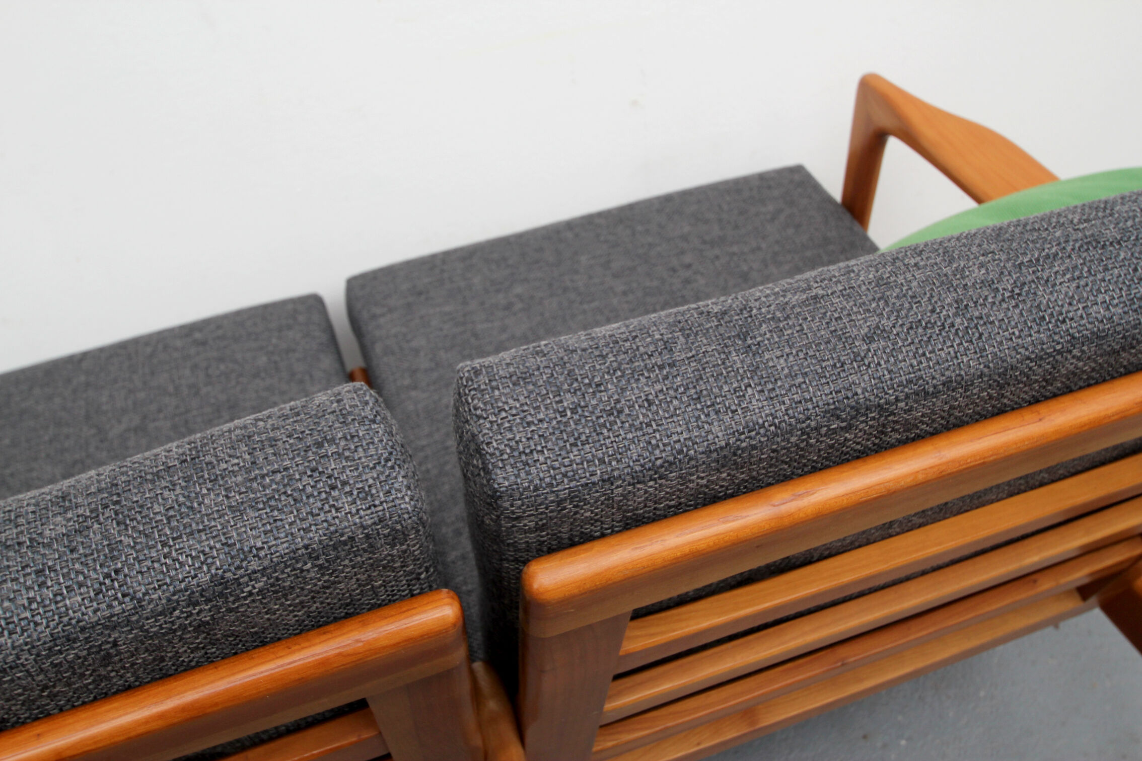 Canapé des années 1960 en bois de cerisier, restauré