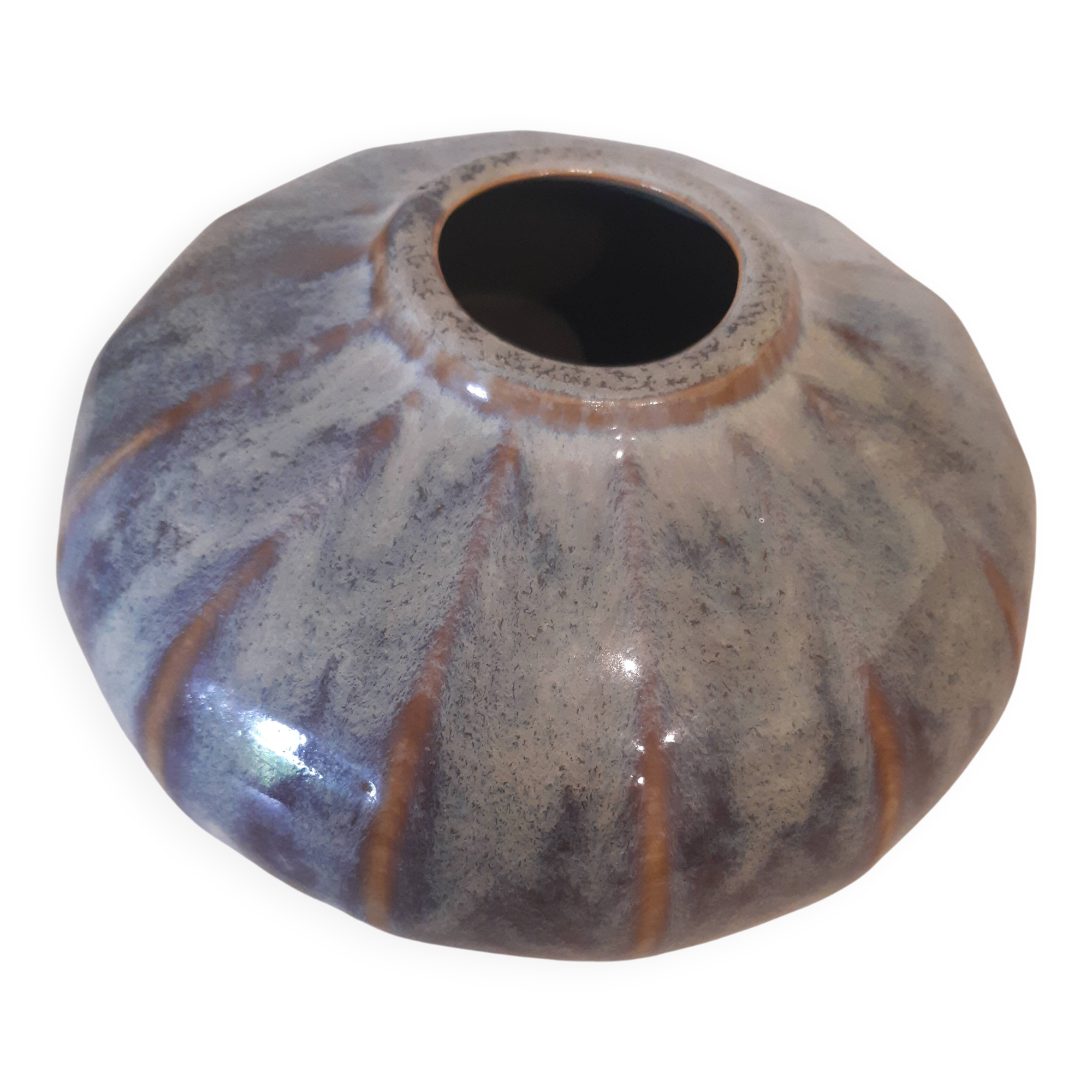 Globe vase, narrow neck, wide body.