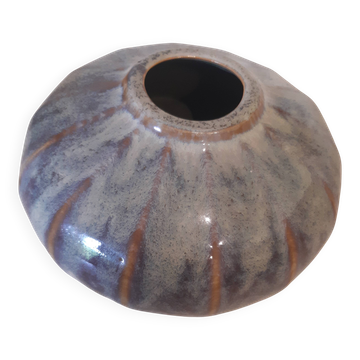 Globe vase, narrow neck, wide body.