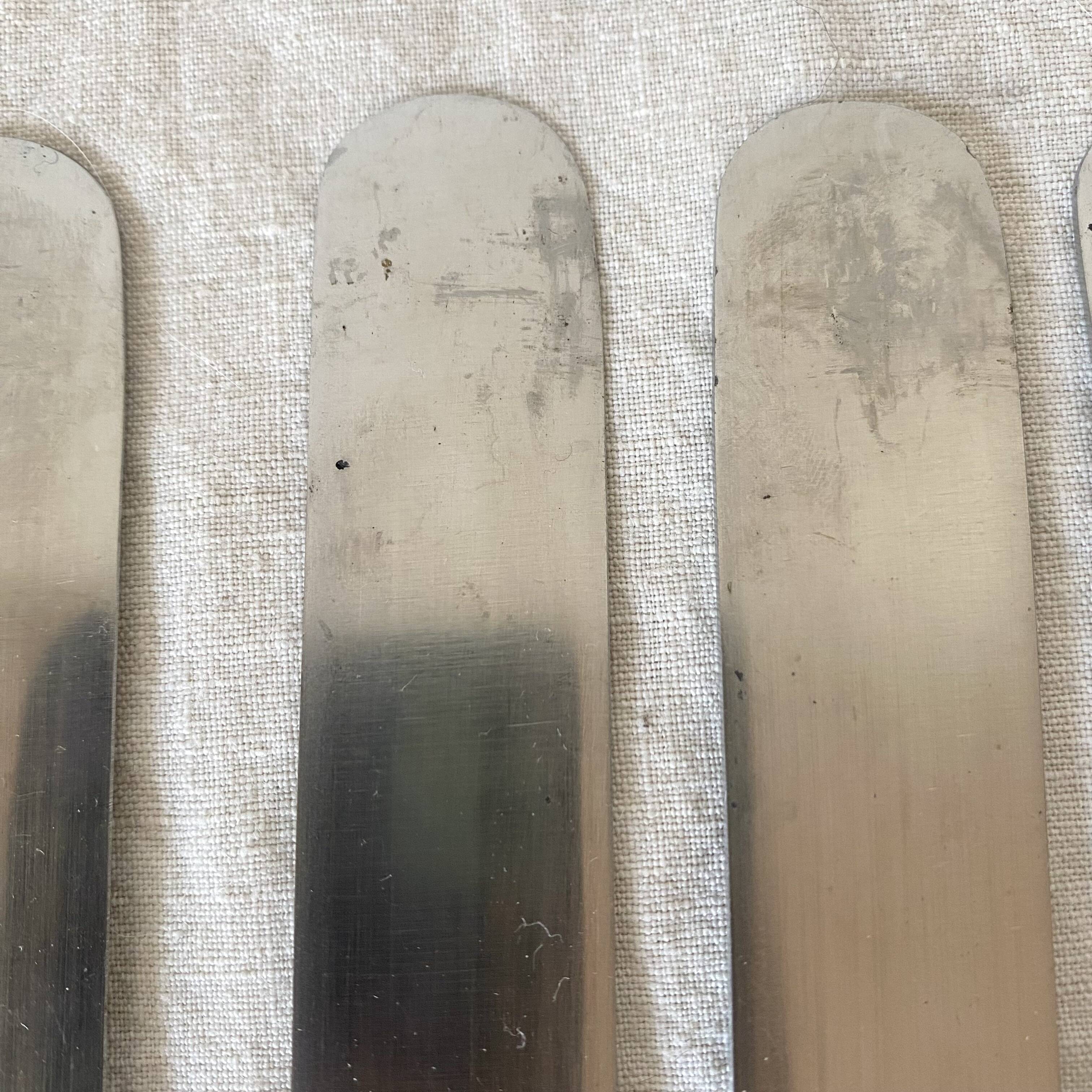 Silver round knives with stainless steel blades