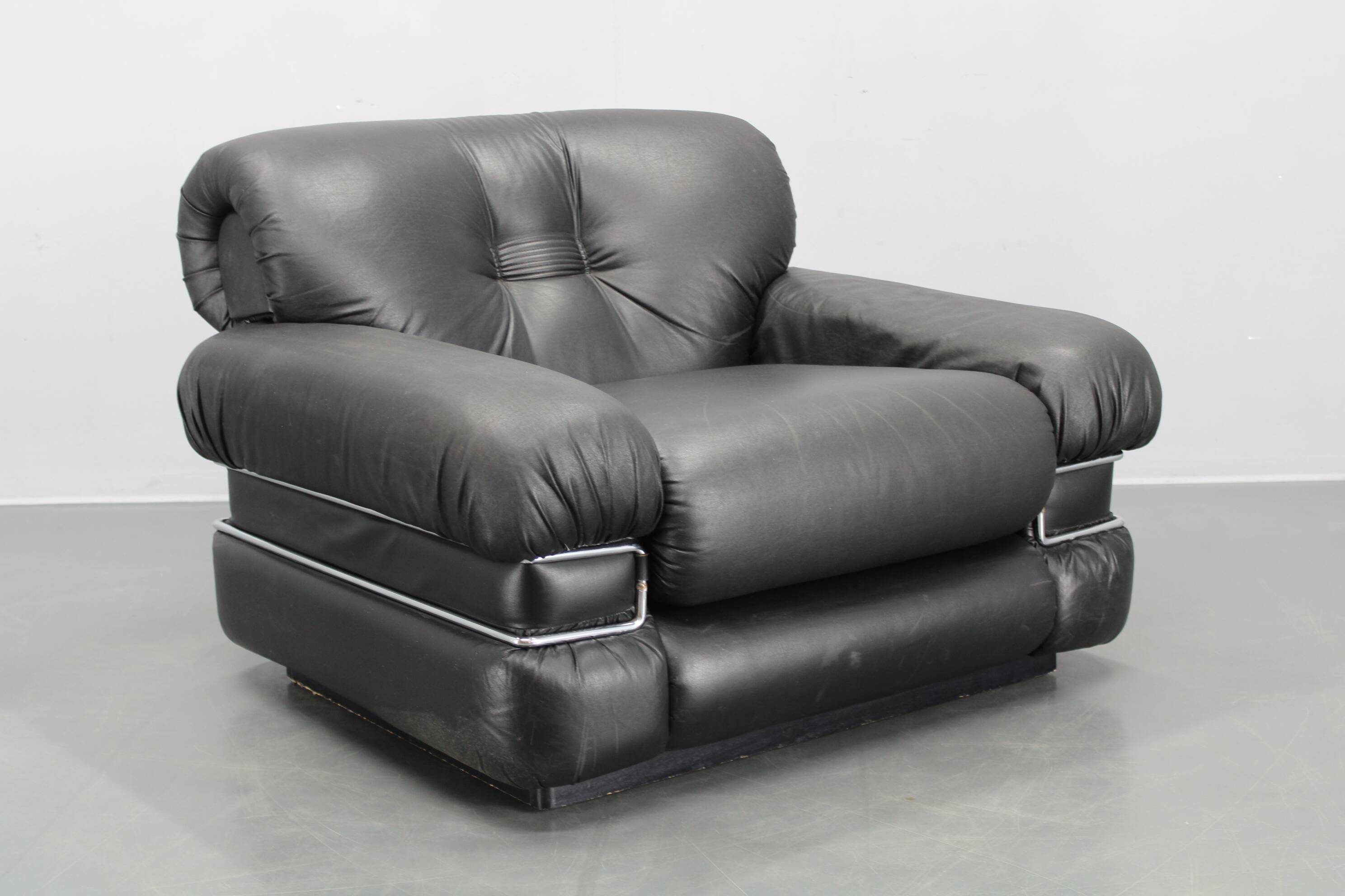 Fauteuil Pompon italien des années 1970 en similicuir noir, signé Ceriotti