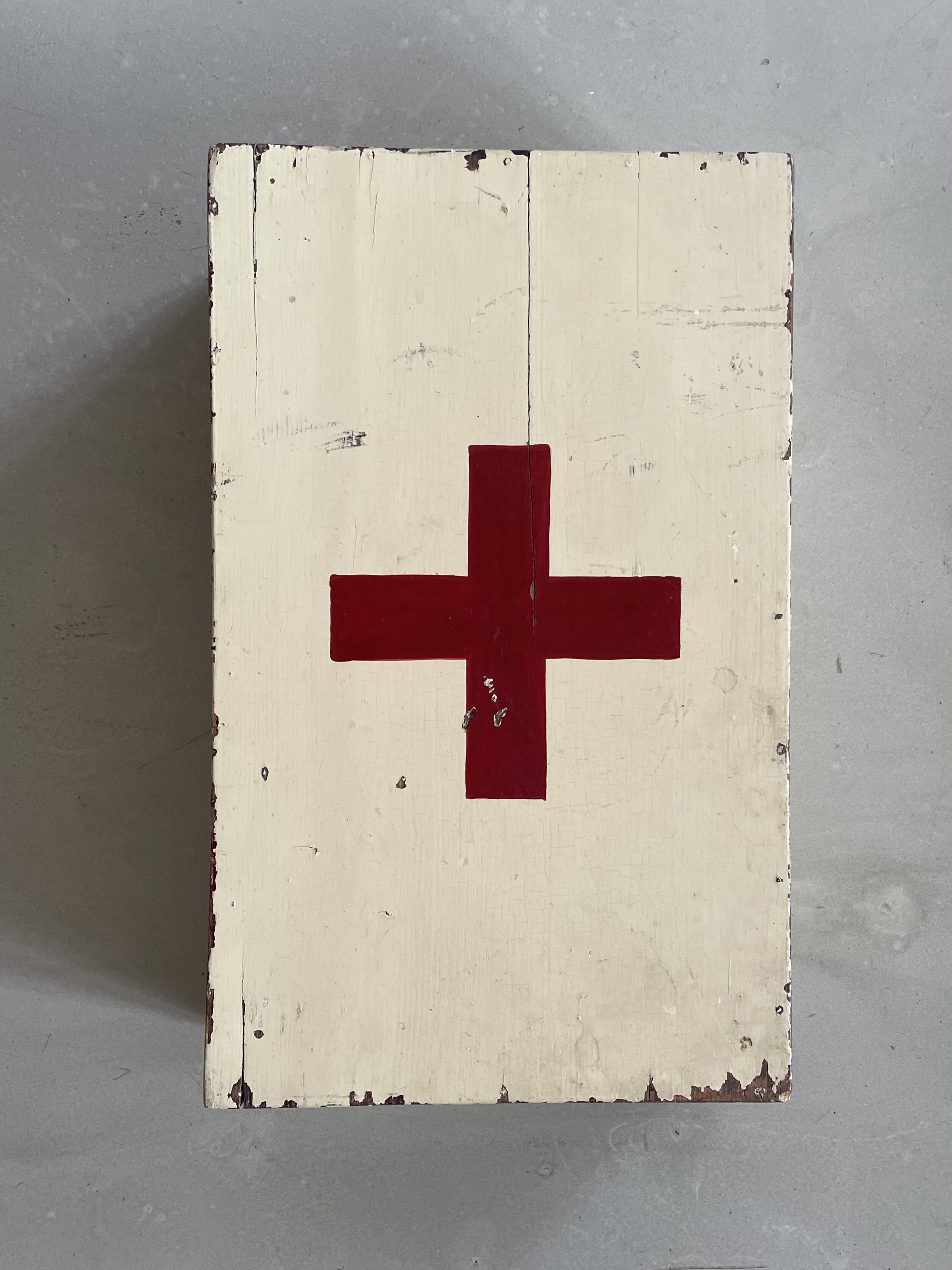 Armoire à pharmacie ancienne