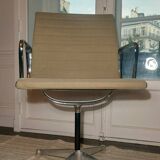 Good condition - EA 108 office chair in beige fabric and aluminum by Charles & Ray Eames for Herman Miller, signed - 1958