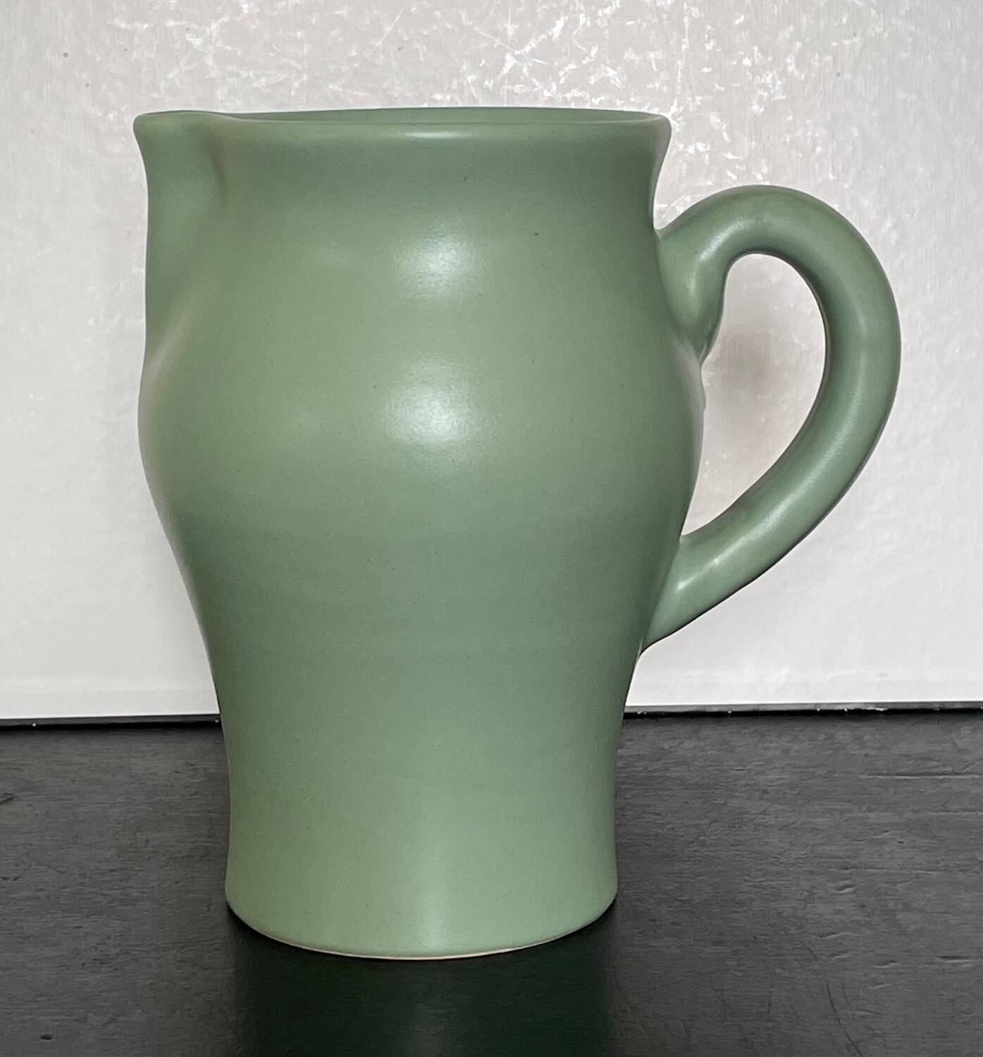 Pichet vert en céramique André Baud Vallauris