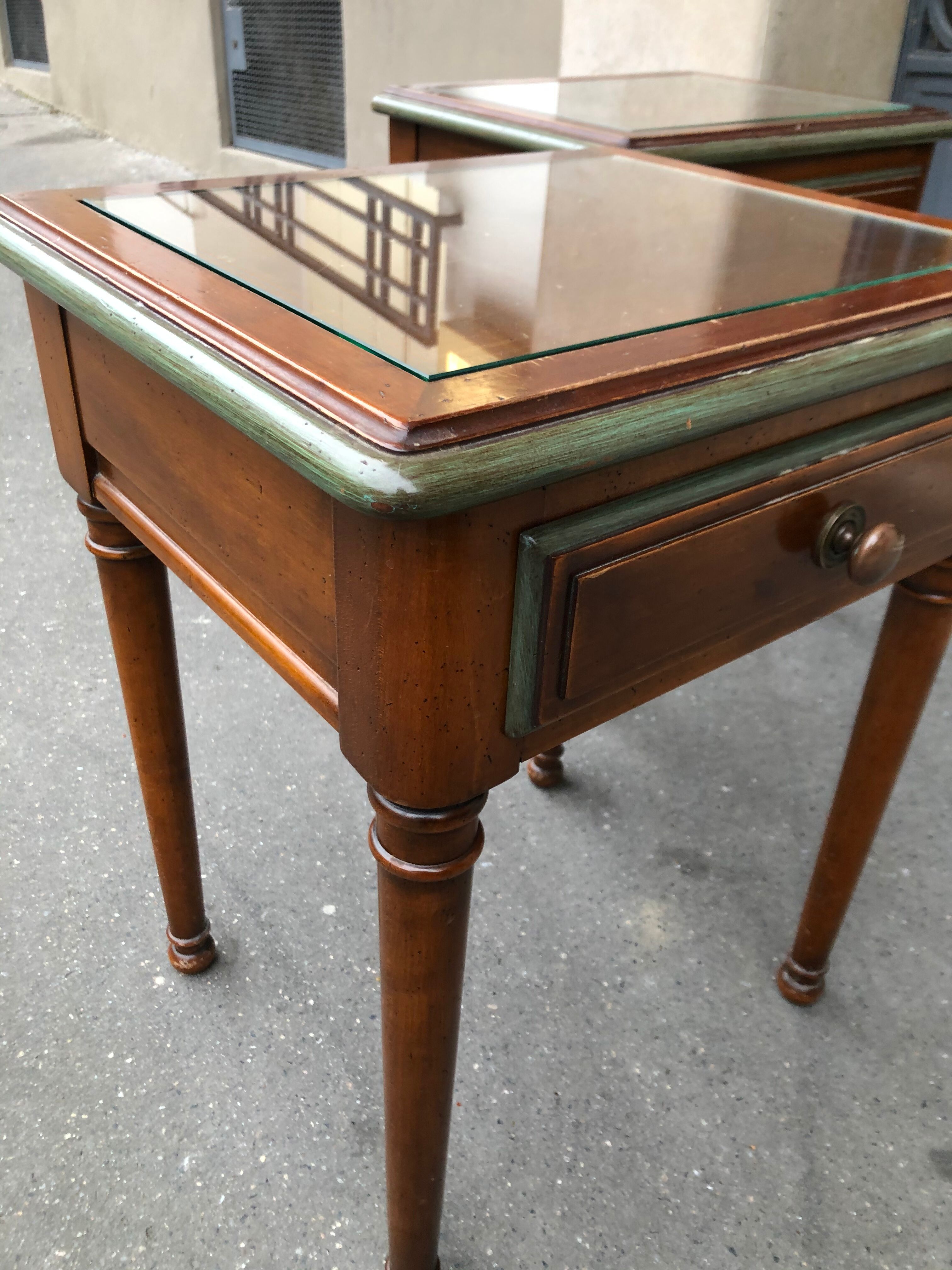 Paire de chevets Louis Philippe merisier entourage laiton