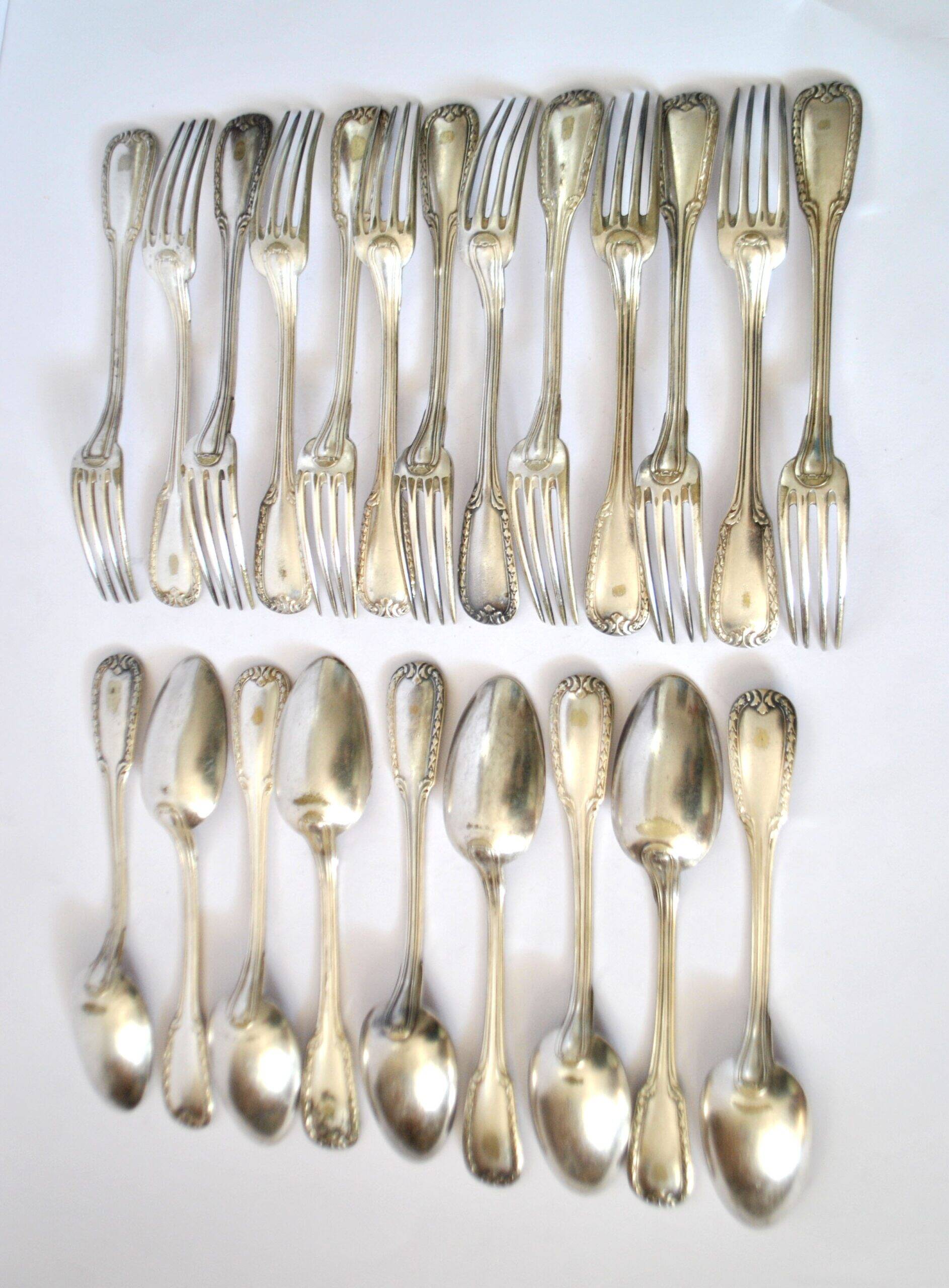 Set of 21 classic silver-plated metal table cutlery from 1900 by silversmith Boulenger, 21cm.