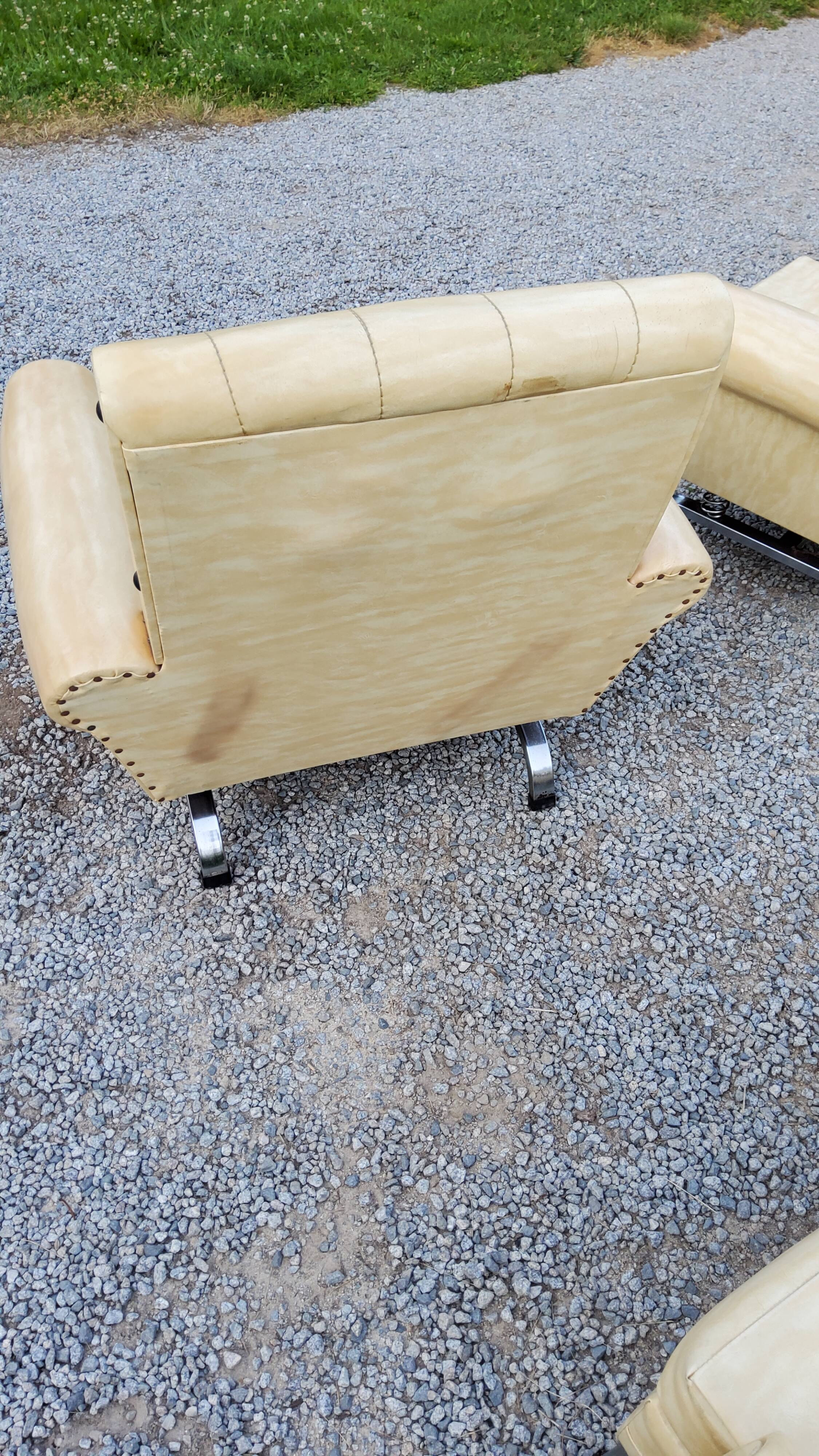 Fauteuils et canapé des années 60/70 en moleskine et piètement chromé sur ressorts
