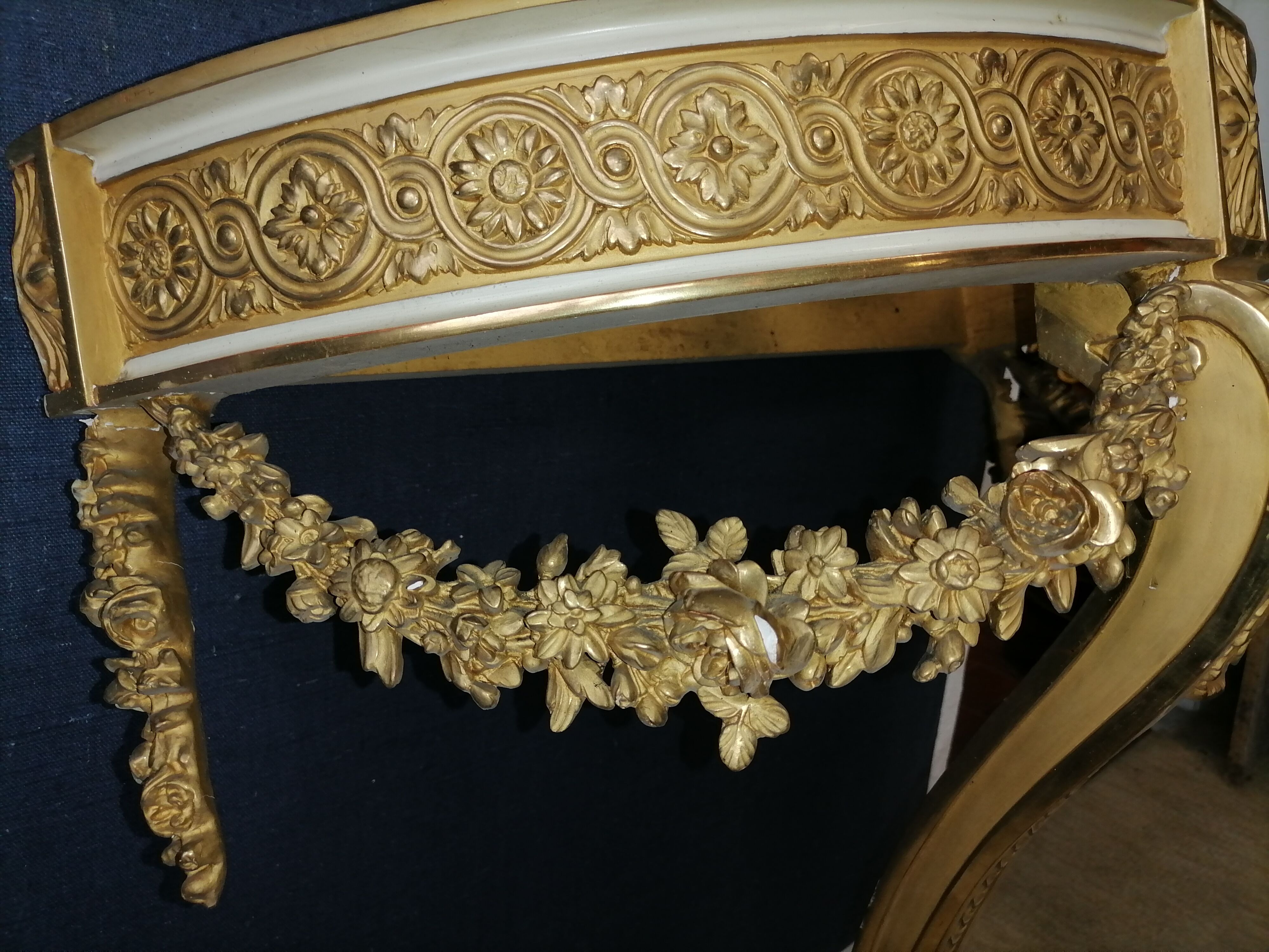 Console bois doré en applique