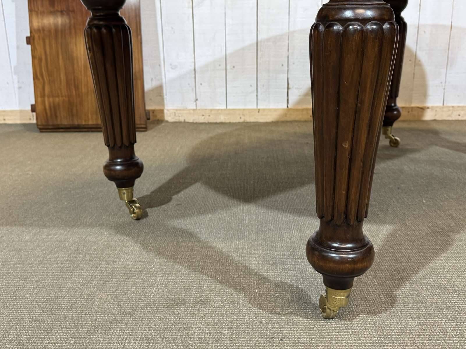 Victorian style oval mahogany table with 1 extension.