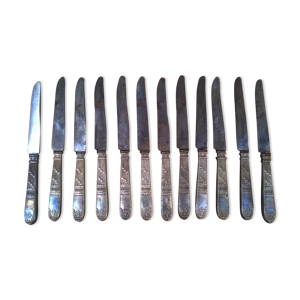 Douze couteaux anciens