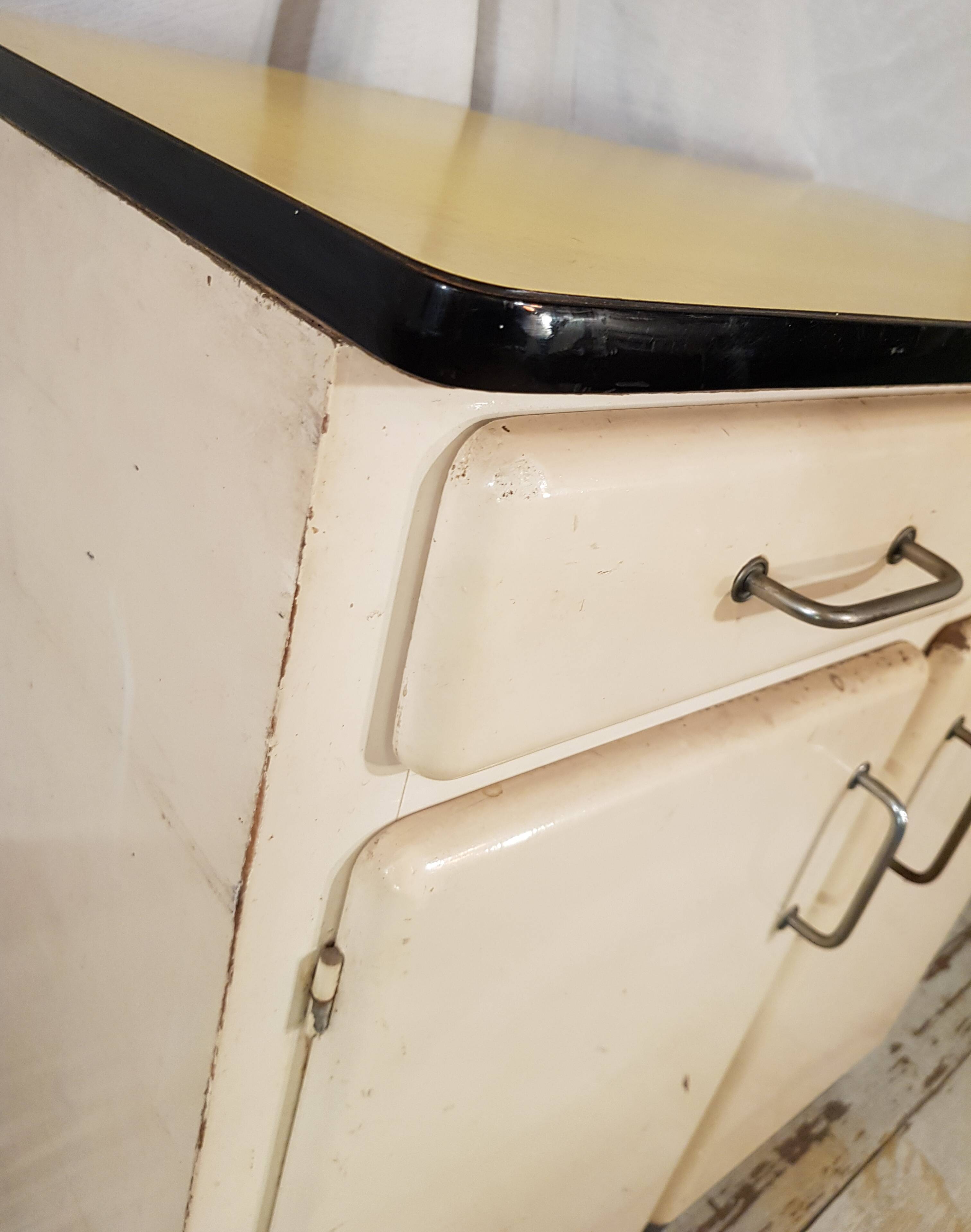 Mado buffet with yellow formica tray