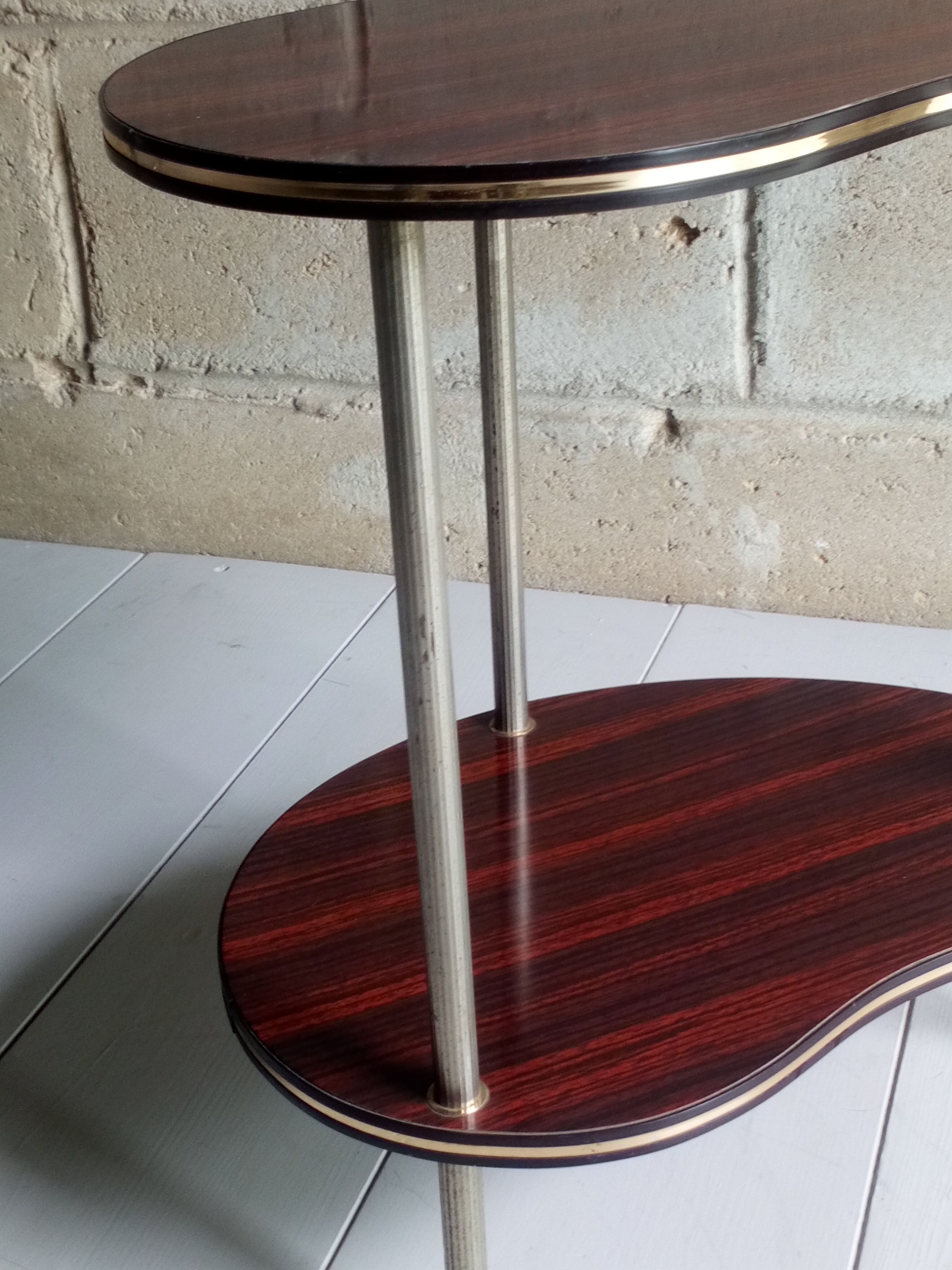 Table d'appoint forme haricot tripode en formica