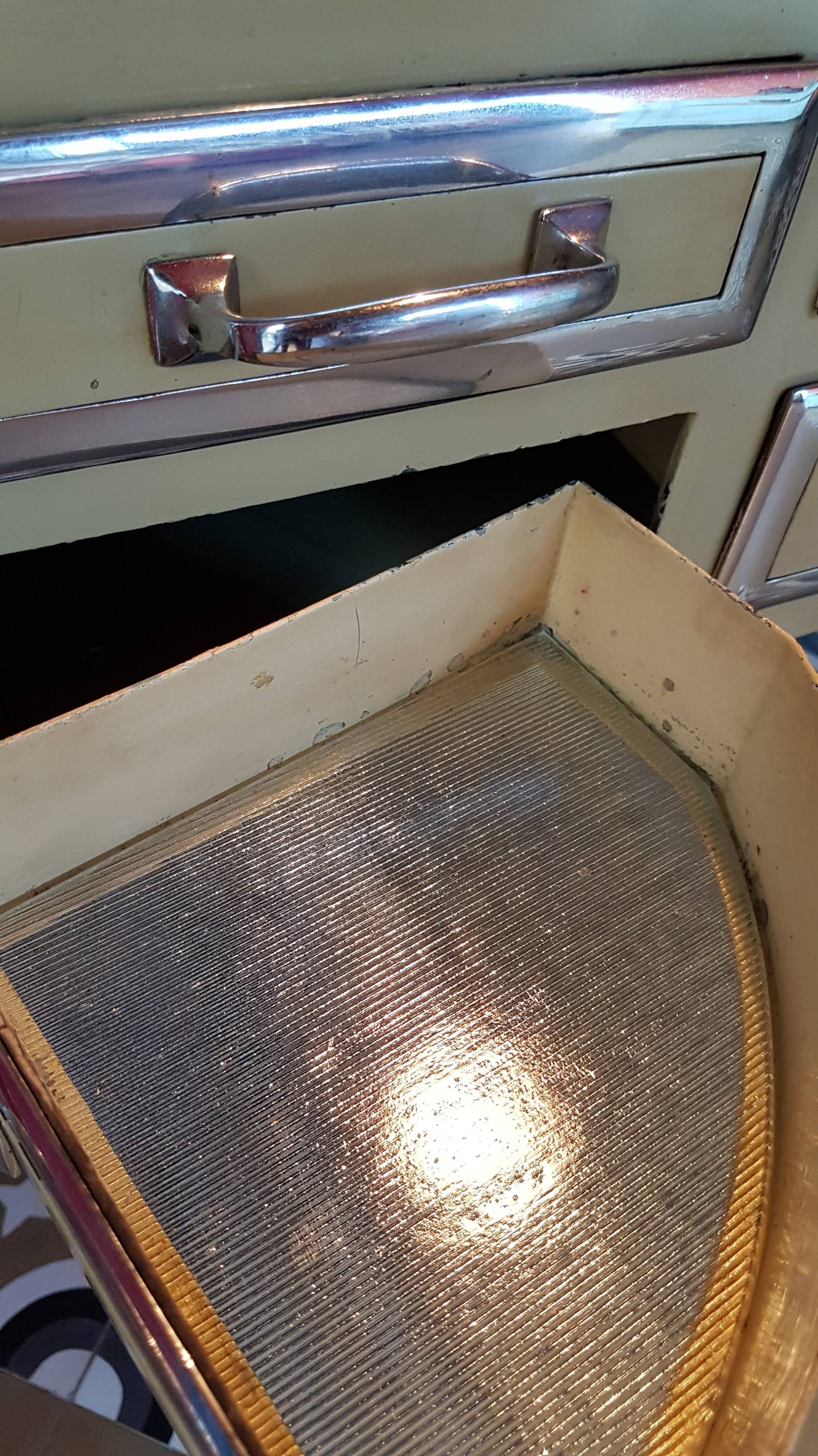 Dentist serving 1950