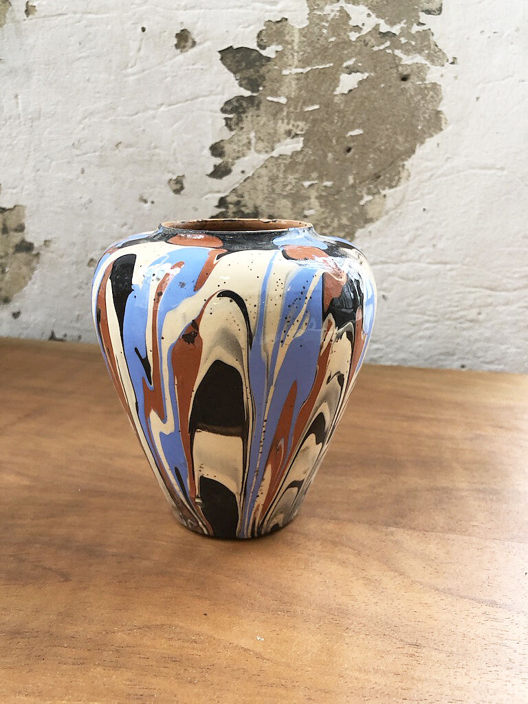 Vase dripping in varnished earth