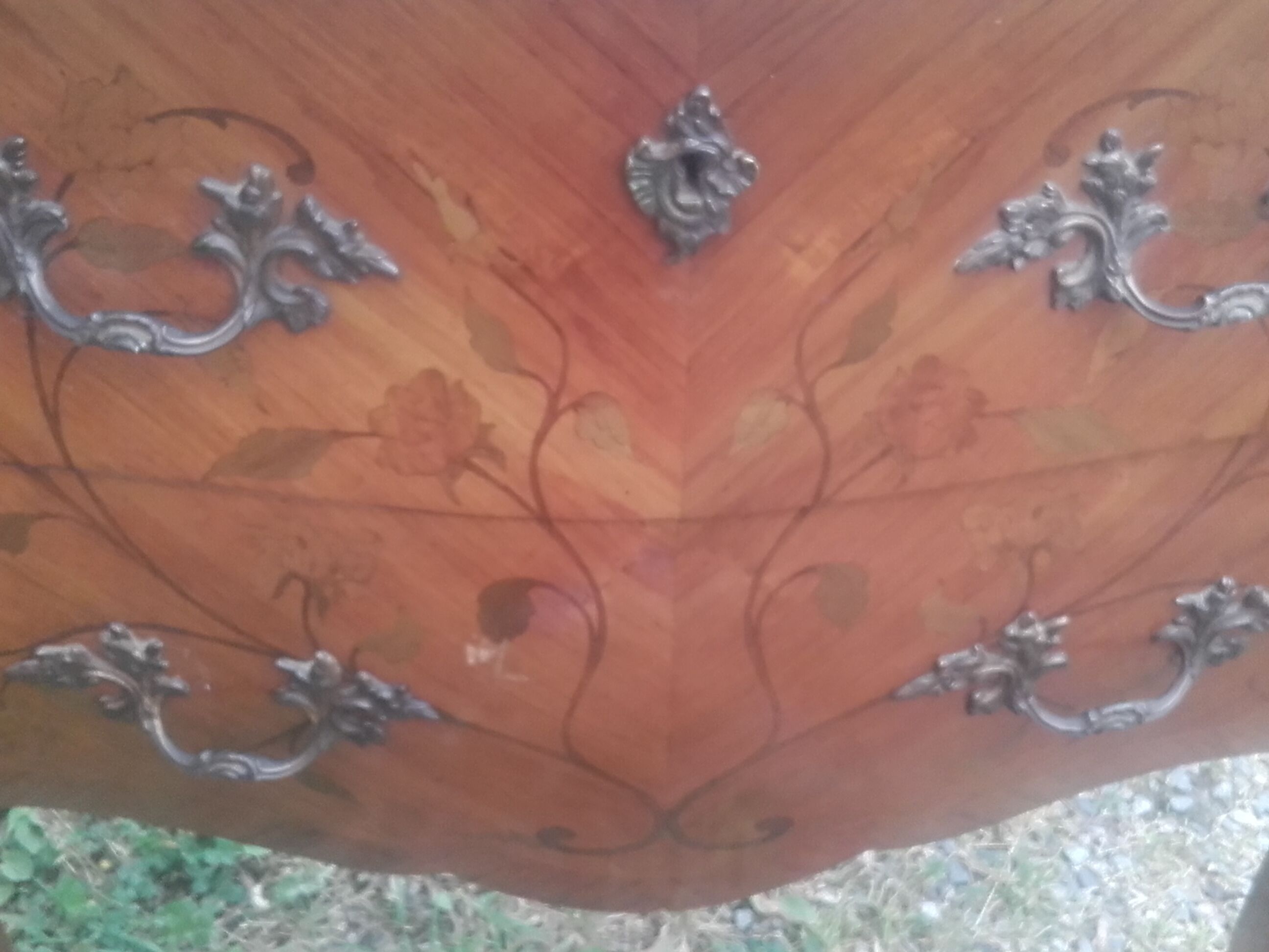Ches of drawers in Louis XV-style marquetry.