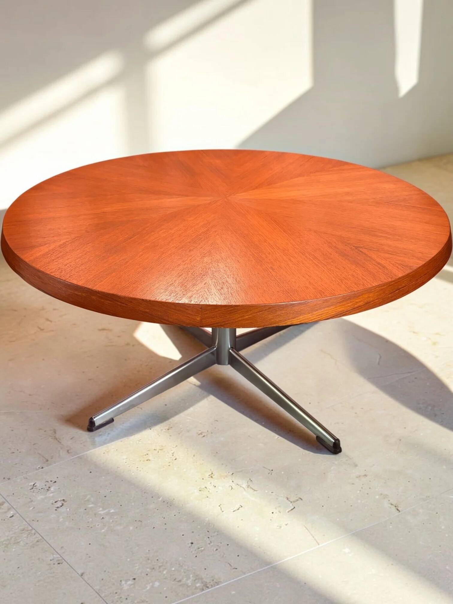 Table basse Sunburst en placage de teck, milieu du siècle
