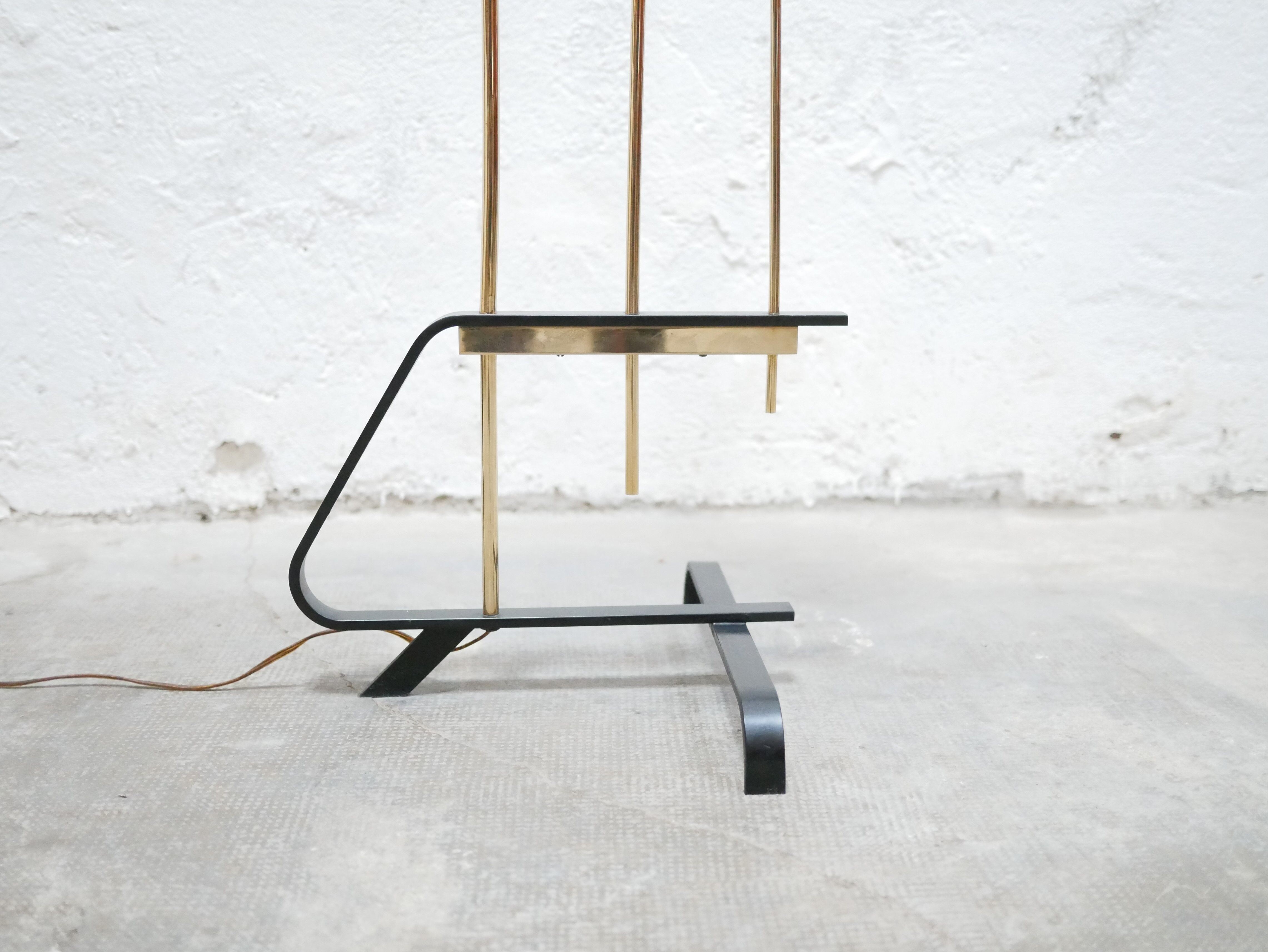 Vintage floor lamp in black metal, brass and opaline
