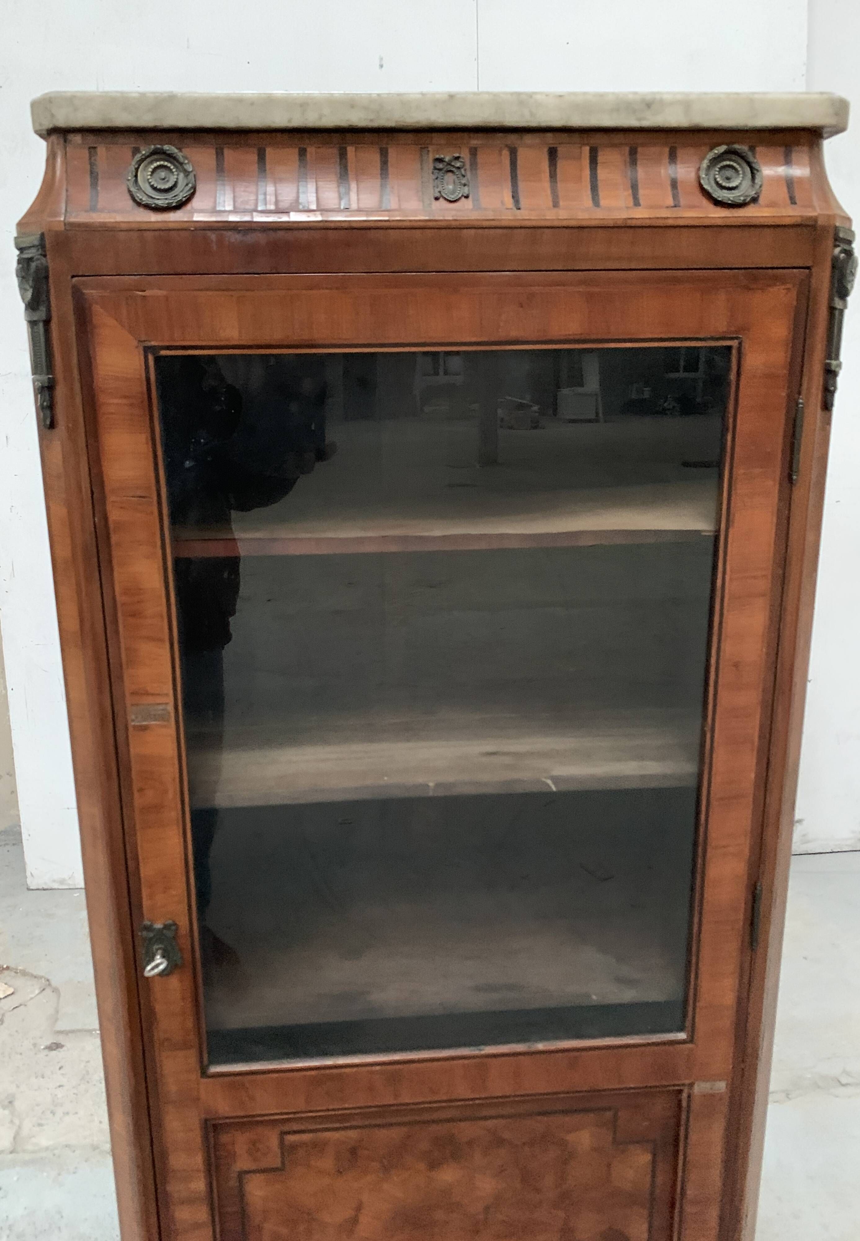 Louis XVI style one-door display case in 20th century wood marquetry