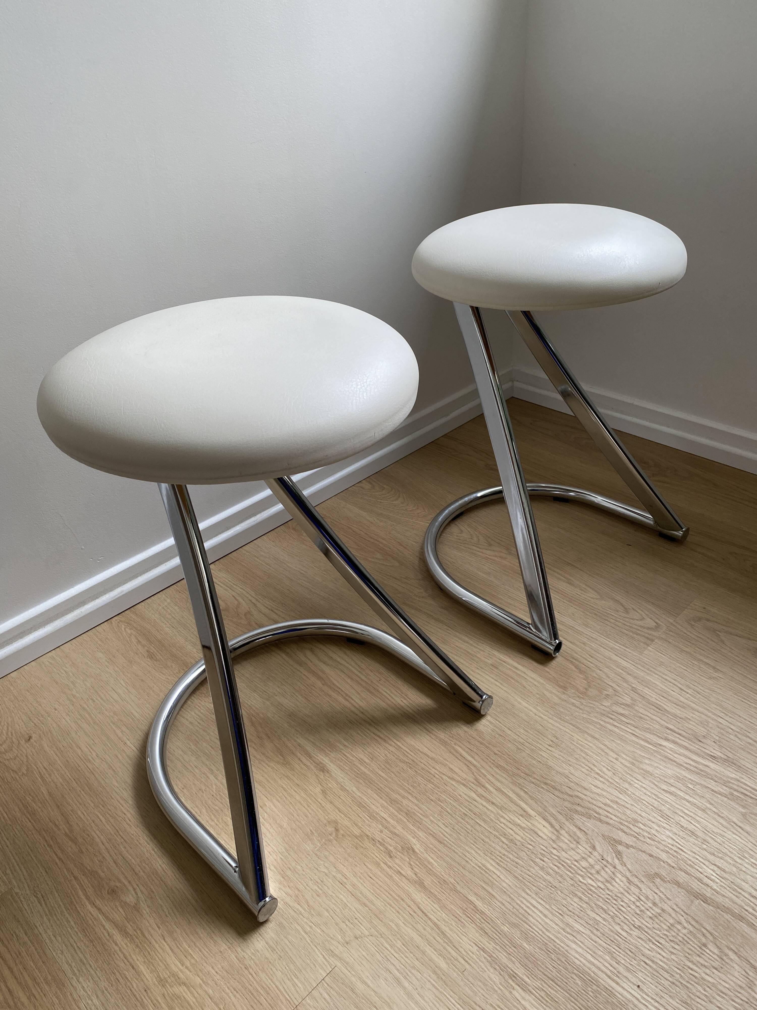 Pair of vintage Z low stools with chrome metal base and white skai seat. H: 49 cm 80s