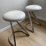 Pair of vintage Z low stools with chrome metal base and white skai seat. H: 49 cm 80s