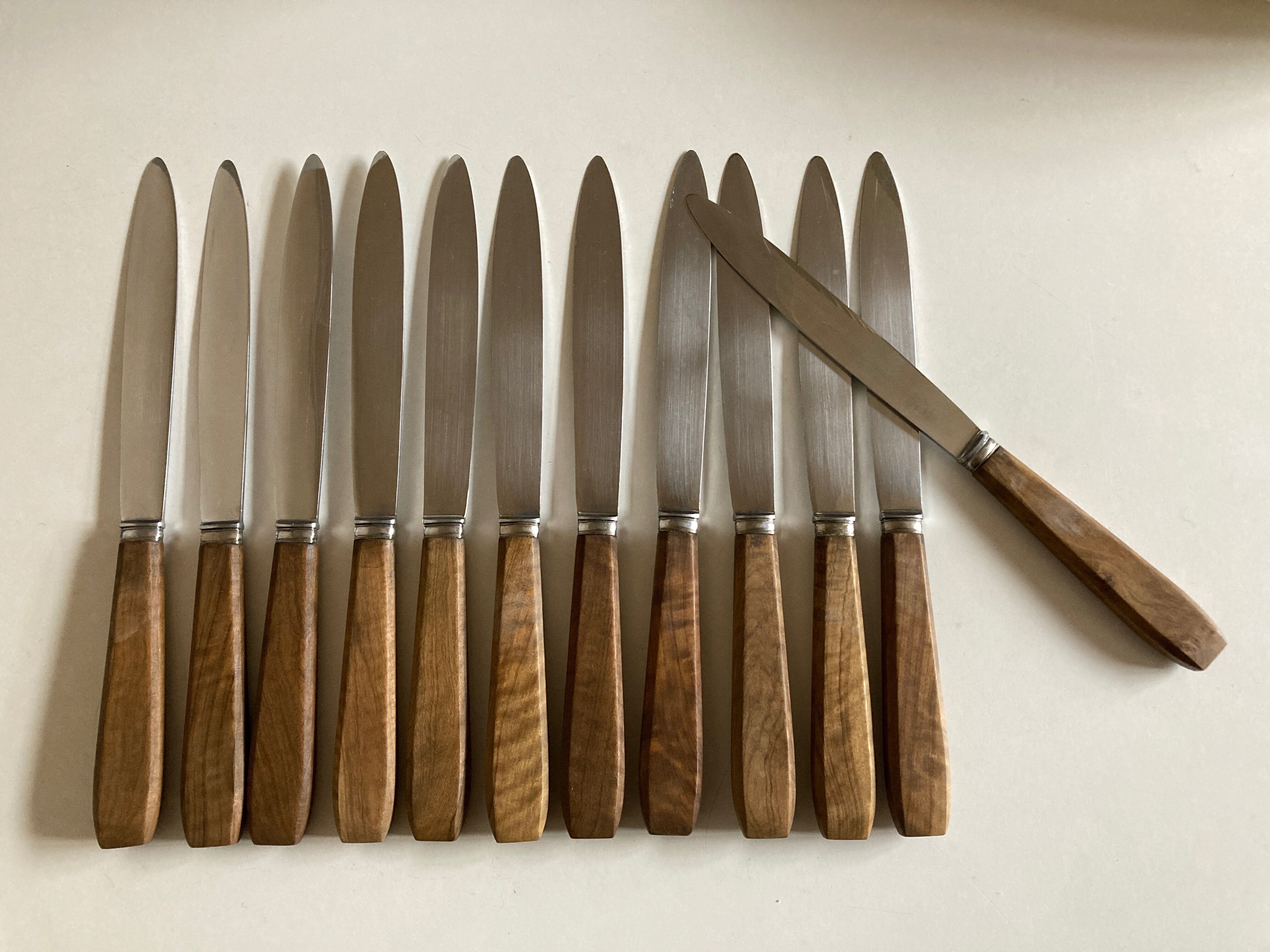 Set de 12 couteaux manches en bois d'olivier 1960