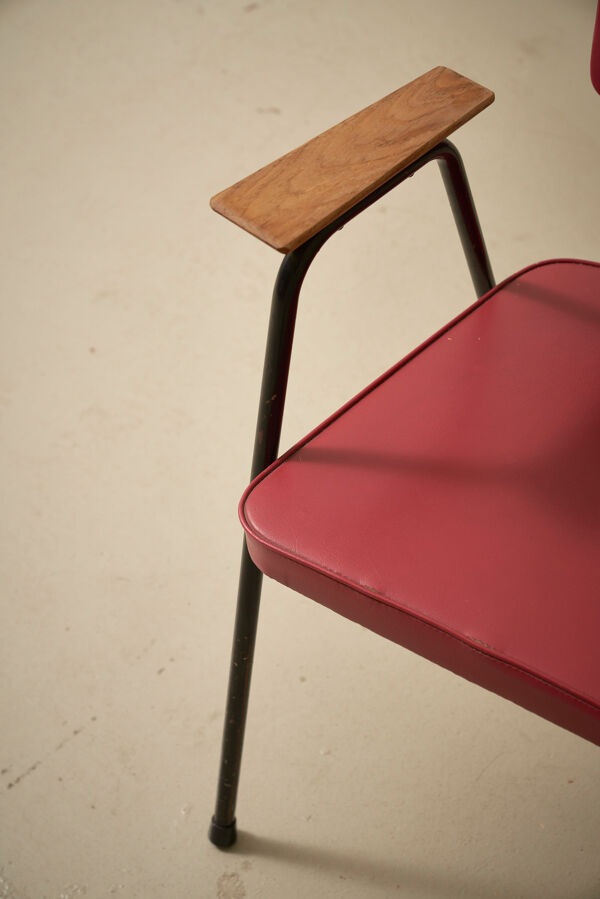 Chaise 'M' en rose foncé par Pierre Guariche pour Meurop