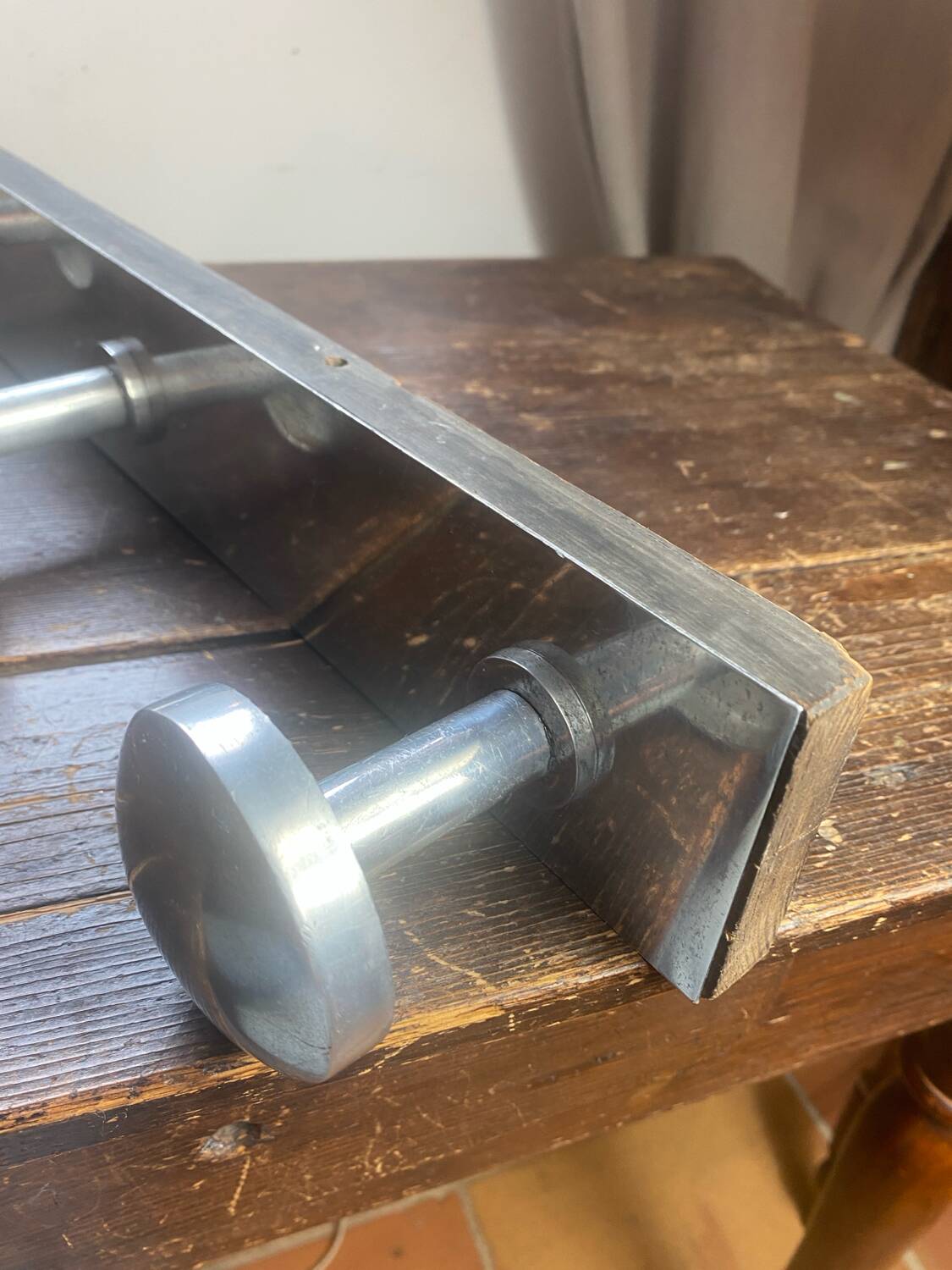 Patère en bois et aluminium