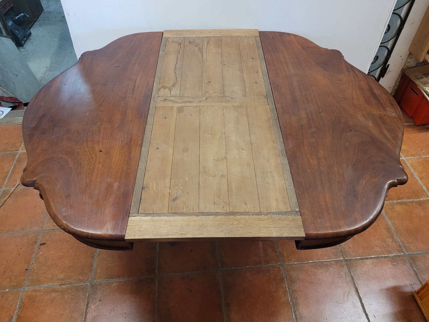 Mahogany gueridon with 1 extension cord