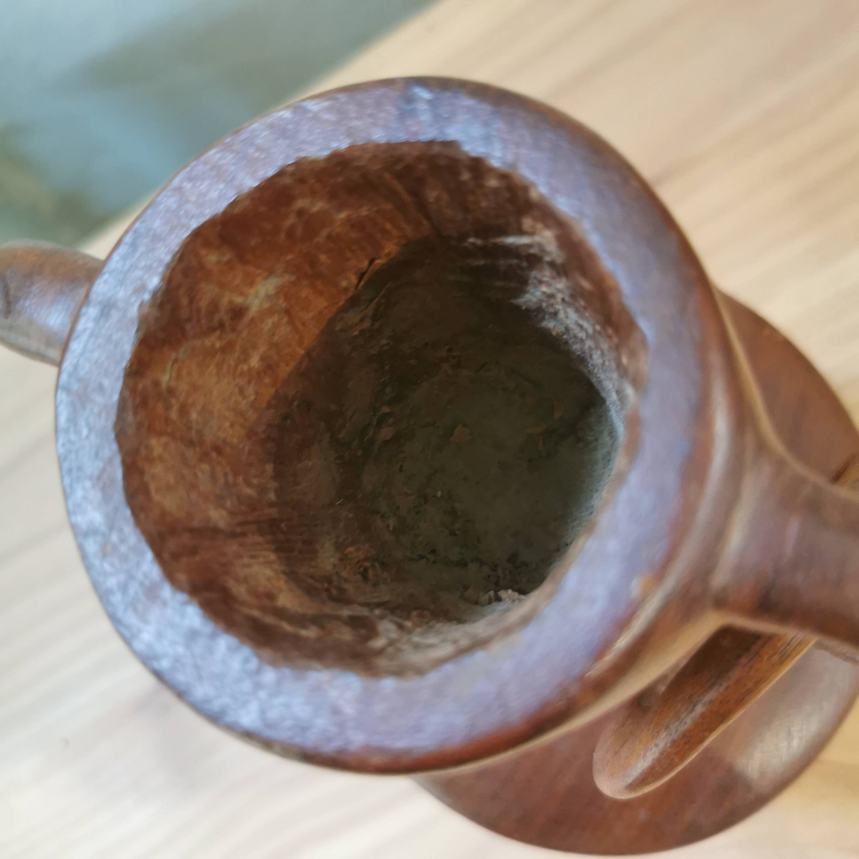 vase en bois sculpté dans la masse