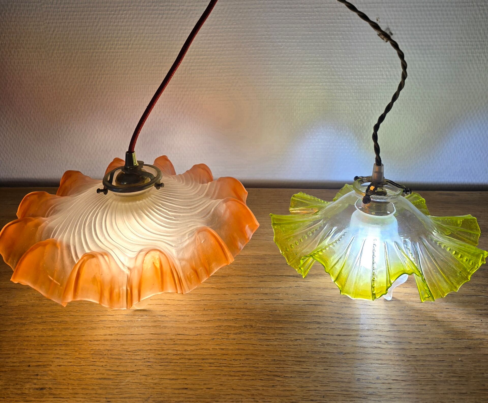 Double tulip light suspension - Transparent fluted glass at the edges.