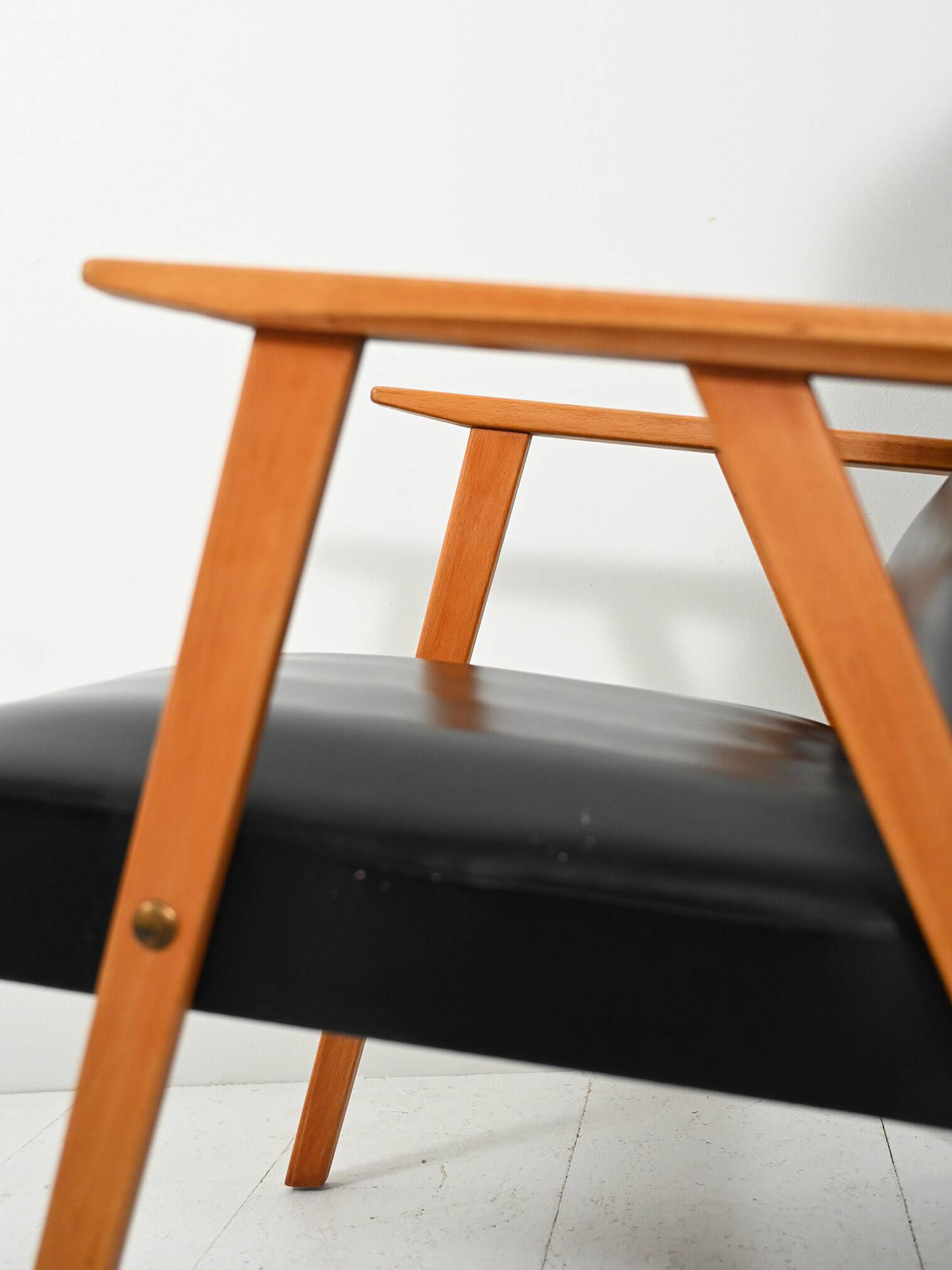 Paire de fauteuils scandinaves à dossier haut en simili cuir des années 1950-60.