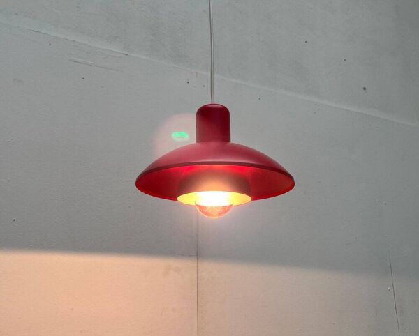 Suspension rouge modèle 728 danoise du milieu du siècle par Horn, années 1960