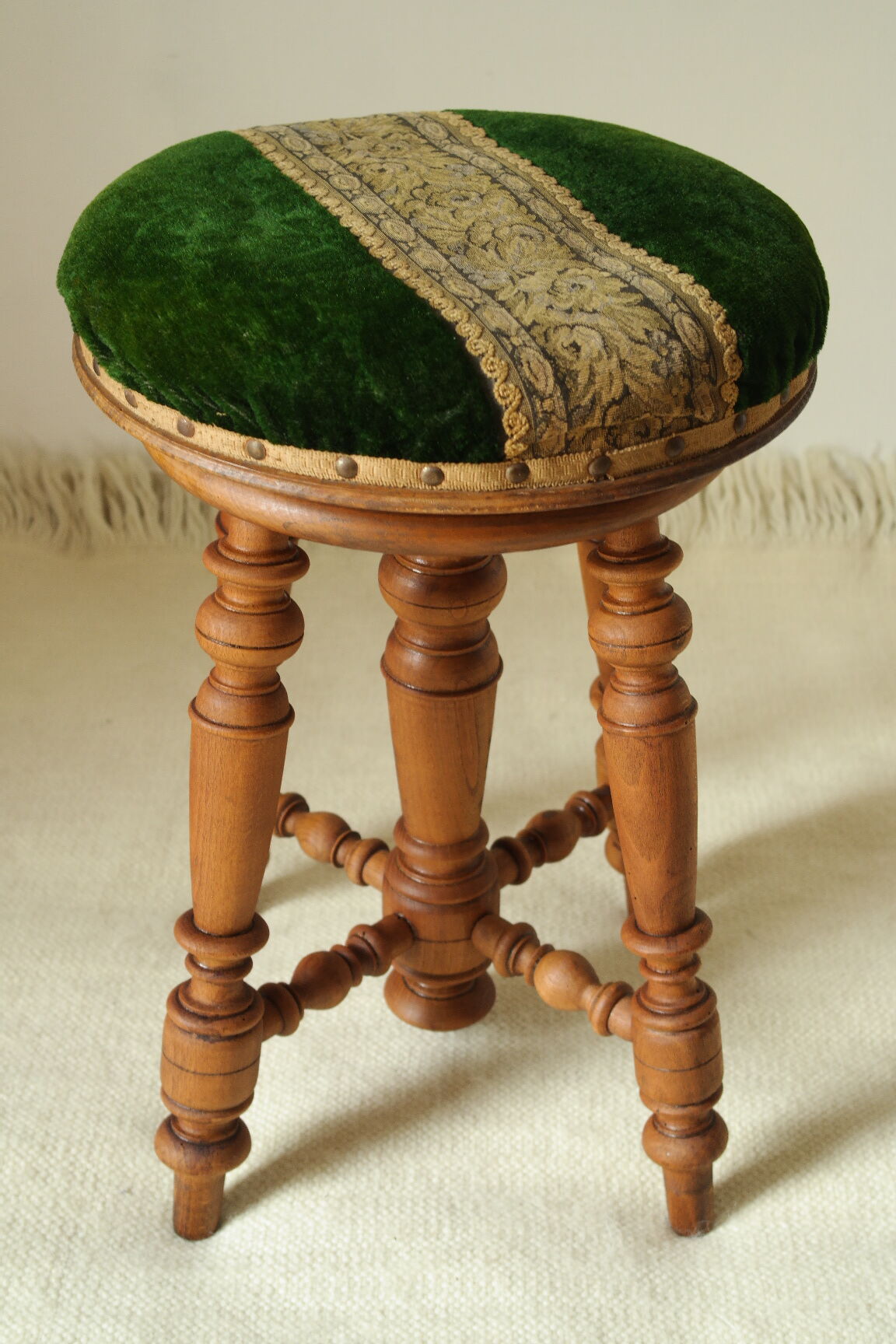 Napoleon III piano stool