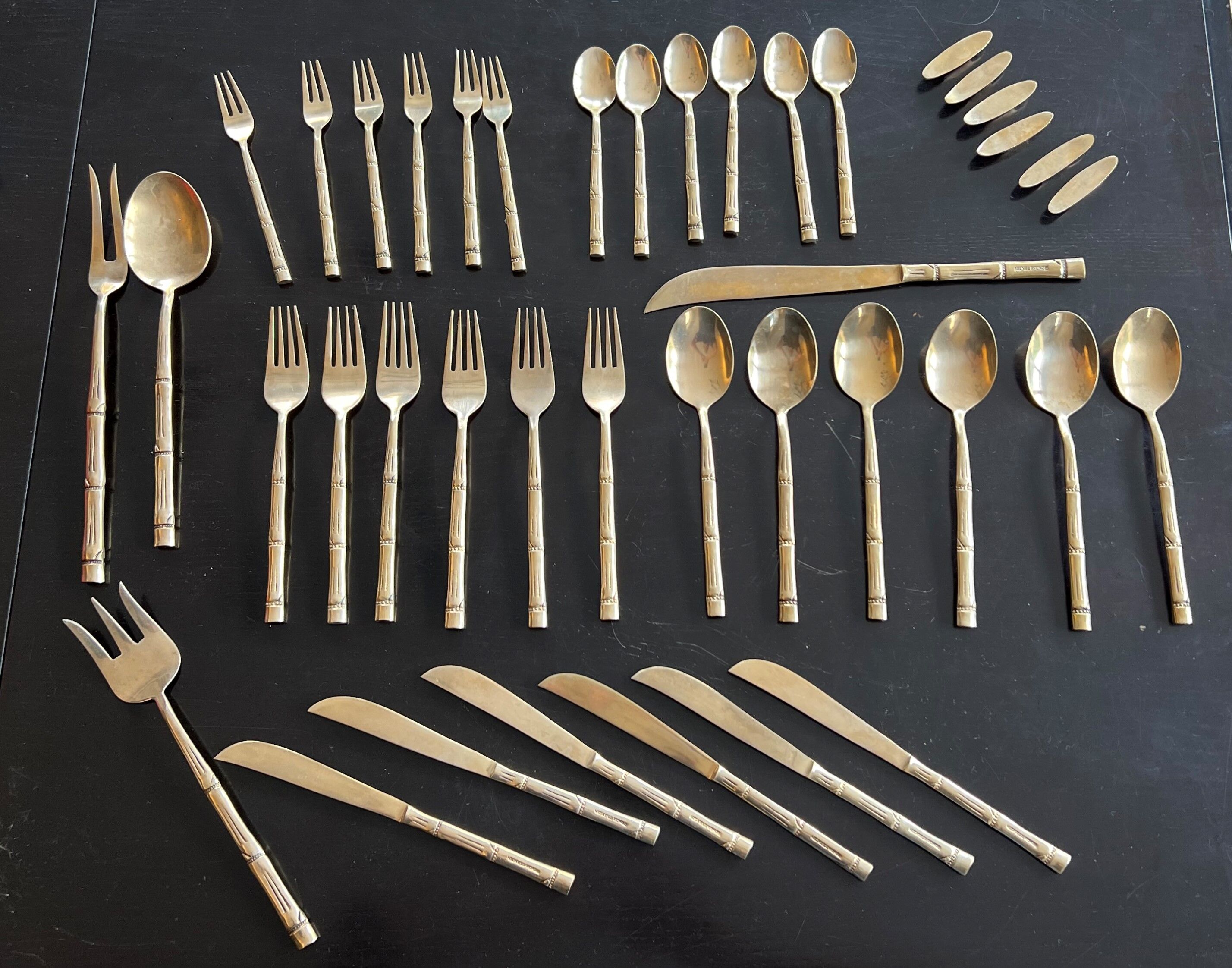 Ensemble de 34 couverts en alliage de bonze origine Thaïlande