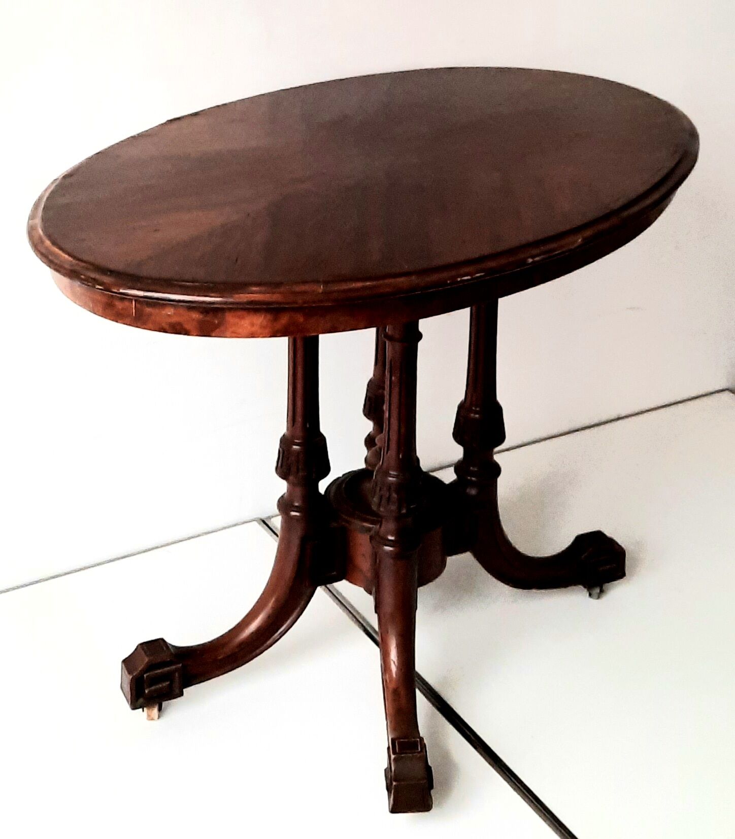 Middle oval table in Art Deco mahogany around 1930