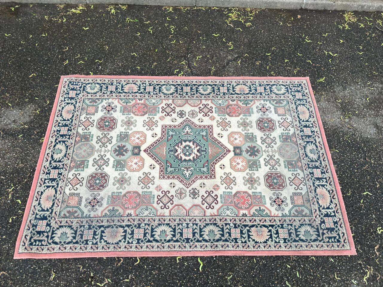Vintage oriental rug in burgundy red, 133x196cm.