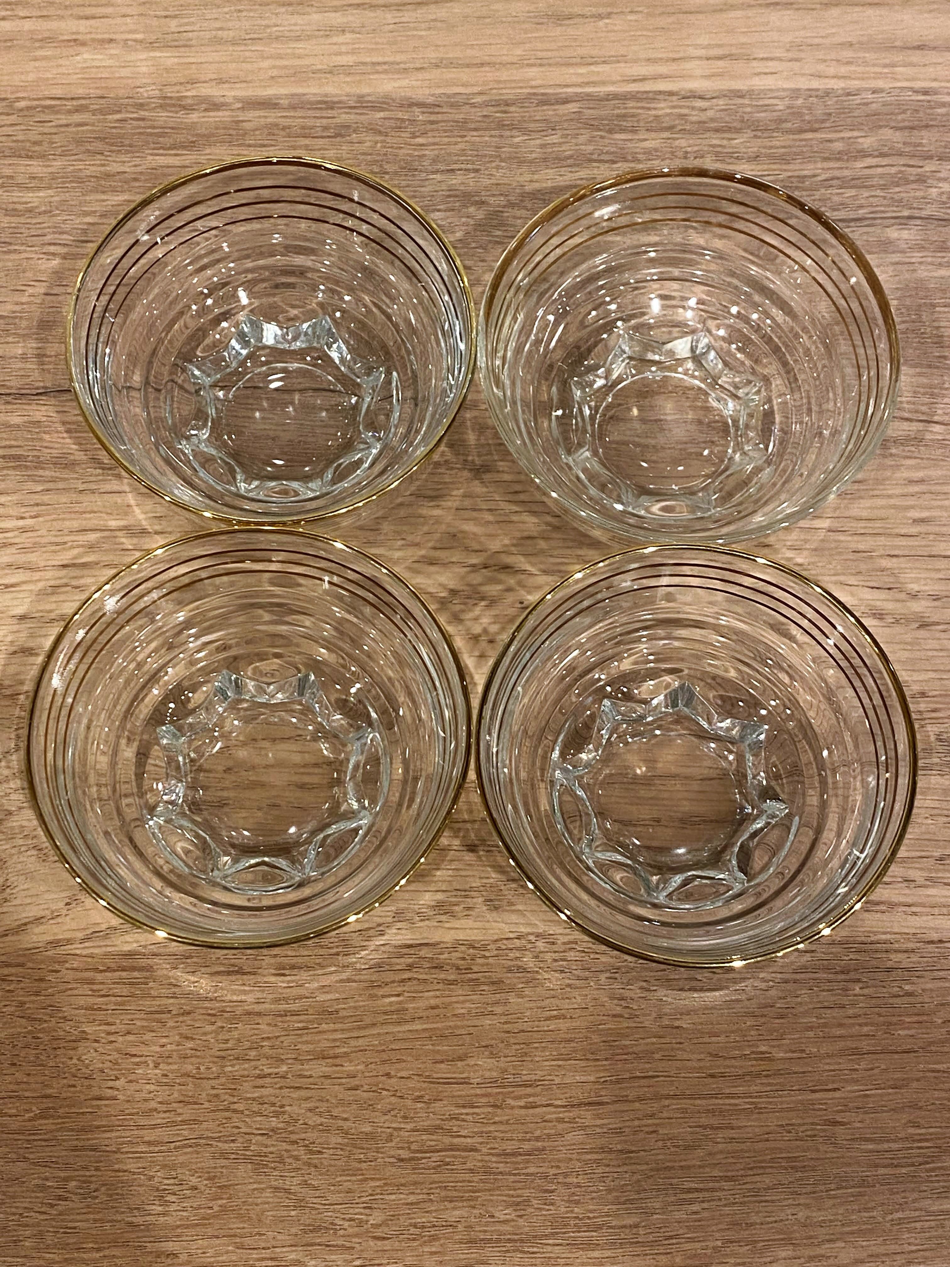 Set of 4 glasses of golden border champagne