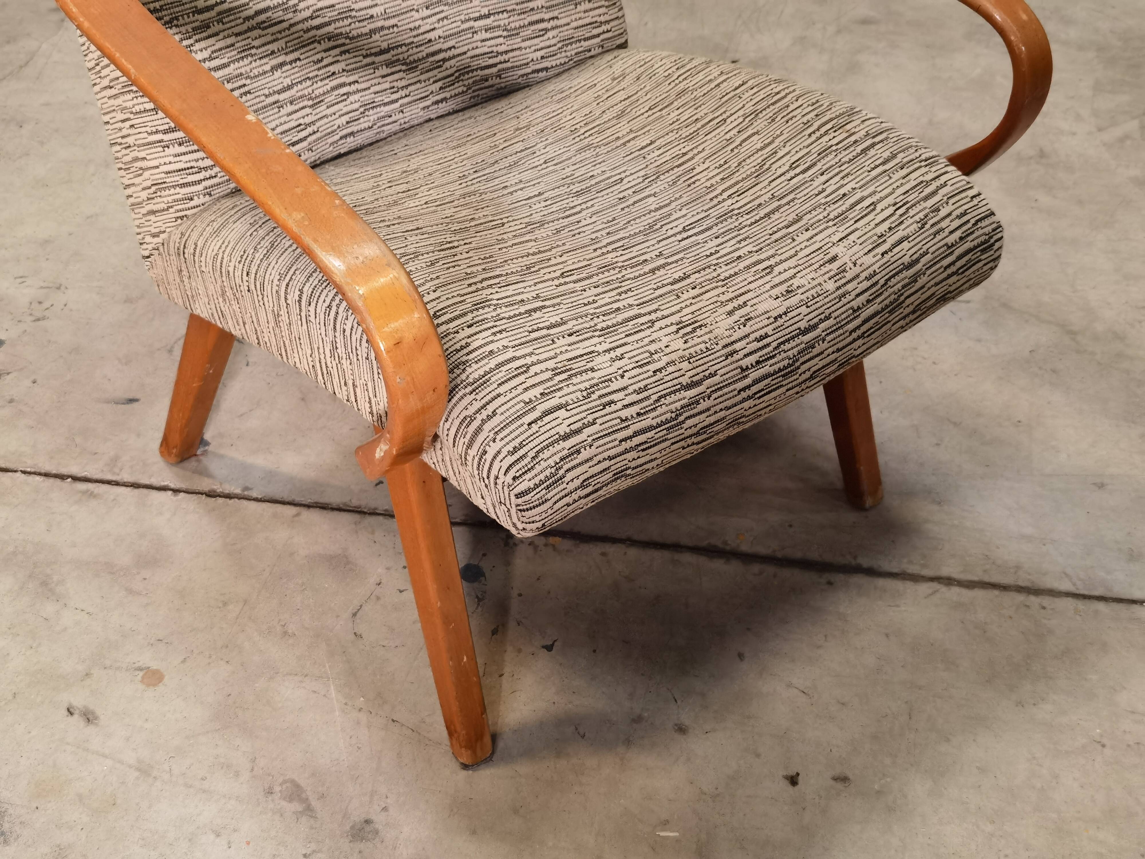 Paire de fauteuils 6953 de Jaroslav Smidek
