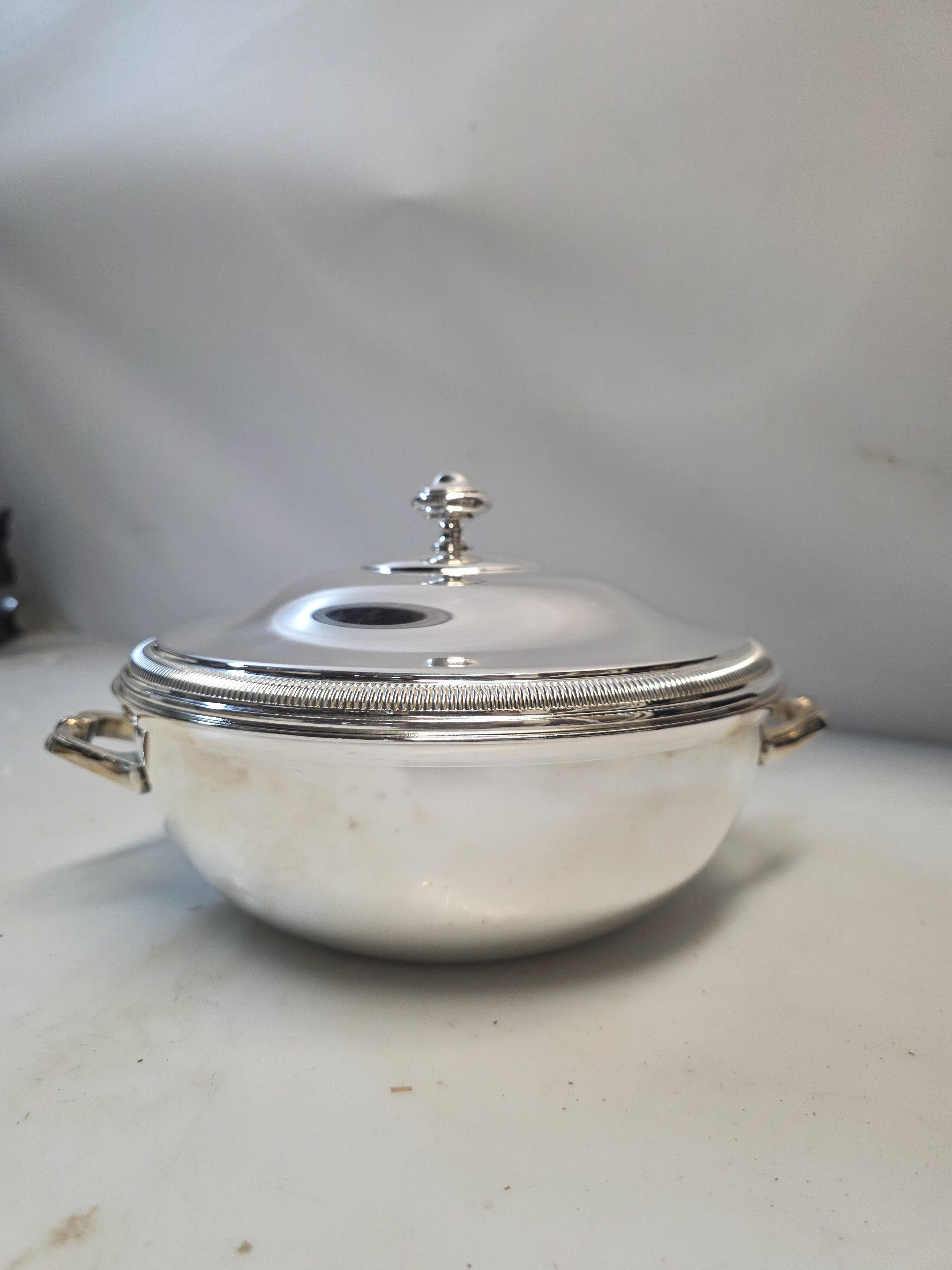 Soup tureen or vegetable dish in silver-plated metal – French silversmithing